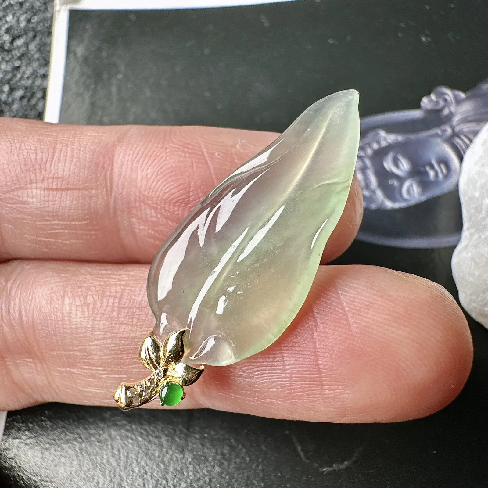 【冰种晴底叶子】金枝玉叶，质地细腻，冰润透亮，光泽出众，冰感十足，18k金扣头镶嵌，裸石尺寸31.3*14*4毫米
