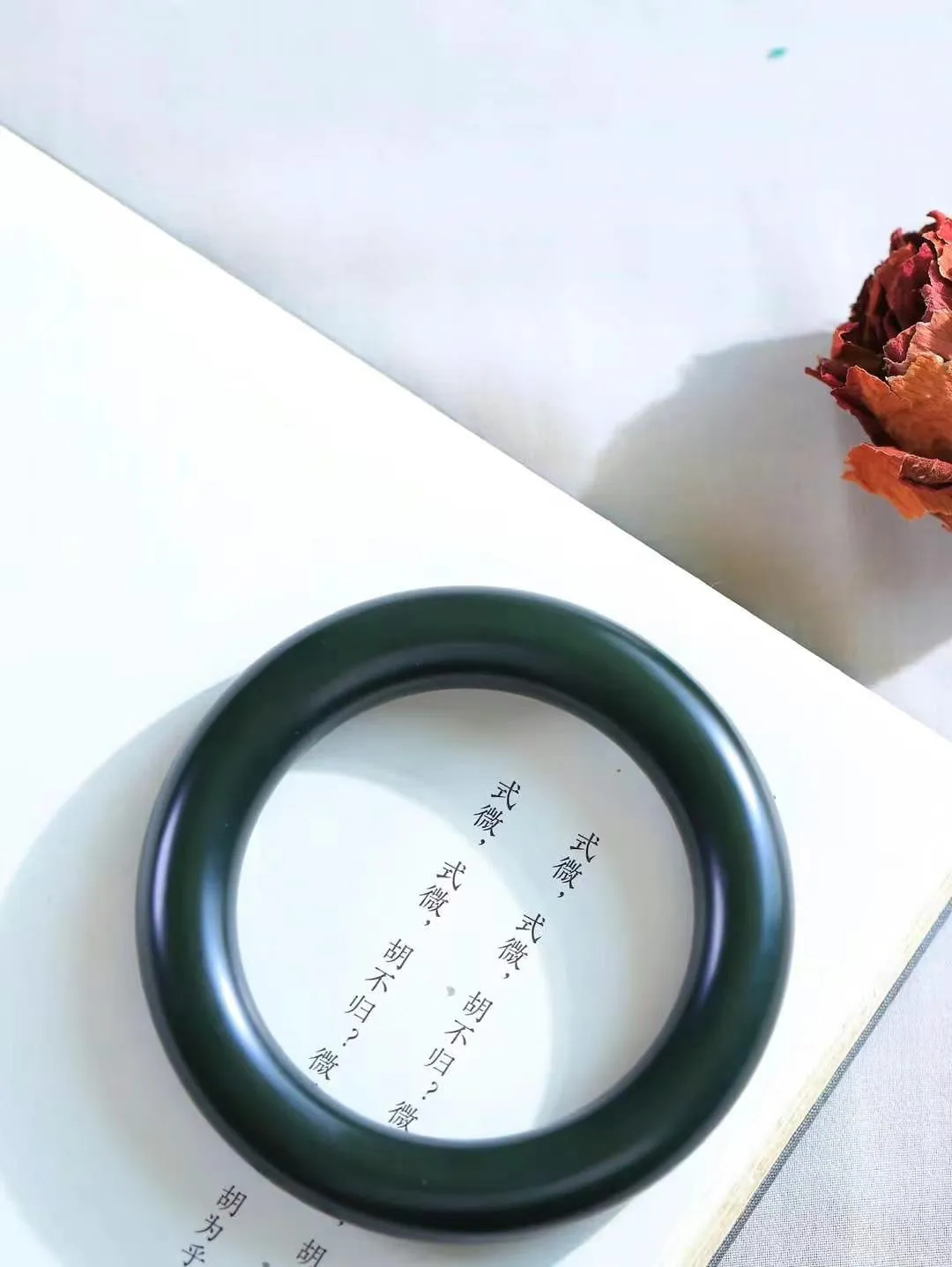 【玉佳人·手镯】

精品️和田玉青玉圆条手镯 ，玉质细腻油润，做工细致精美，端庄素雅，亭亭玉立，芊
