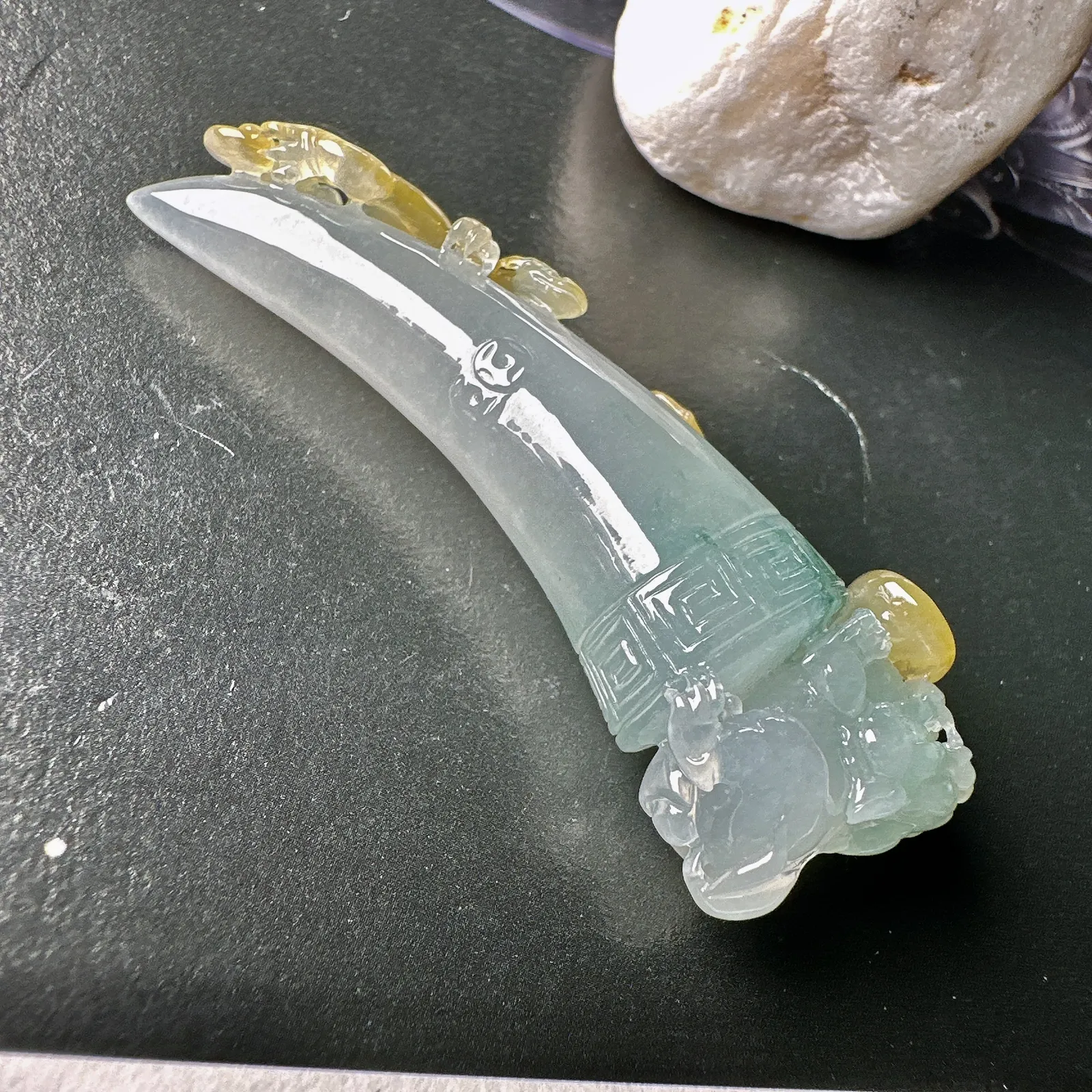 【冰种黄翡飘花龙牙】种地优秀，通透闪亮，起光的料子，厚度很好，工艺雕刻精湛。