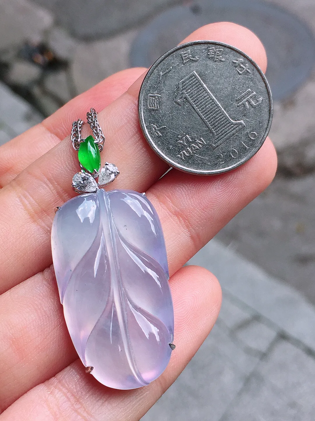 冰种玉叶吊坠，玉质细腻，荧光感超
强，饱满圆润，气质满满。18k
金豪华镶嵌