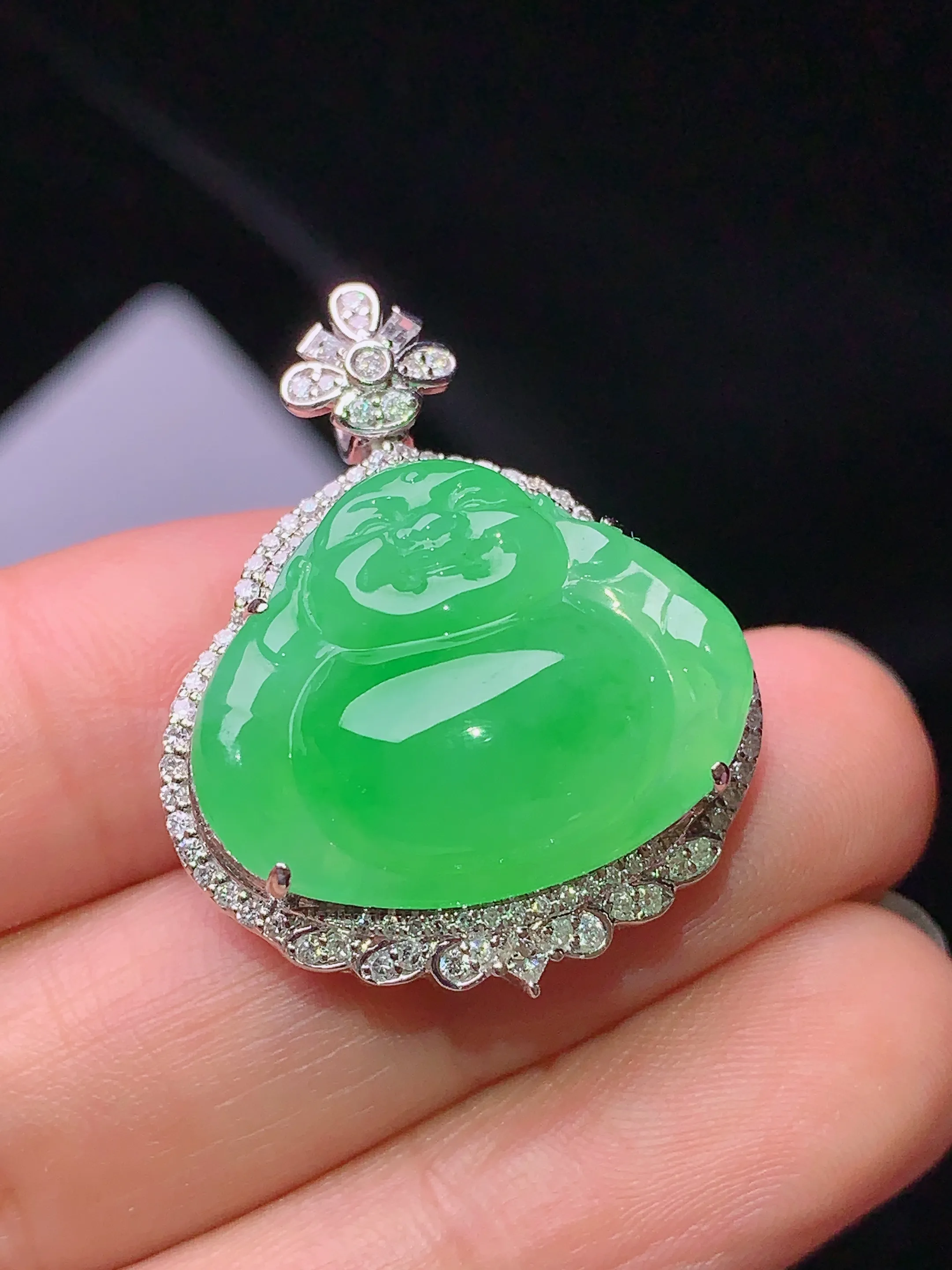 18k金钻镶嵌翠绿佛公吊坠 玉质细腻 水润亮眼 色泽艳丽 整体尺寸30*24*11.3