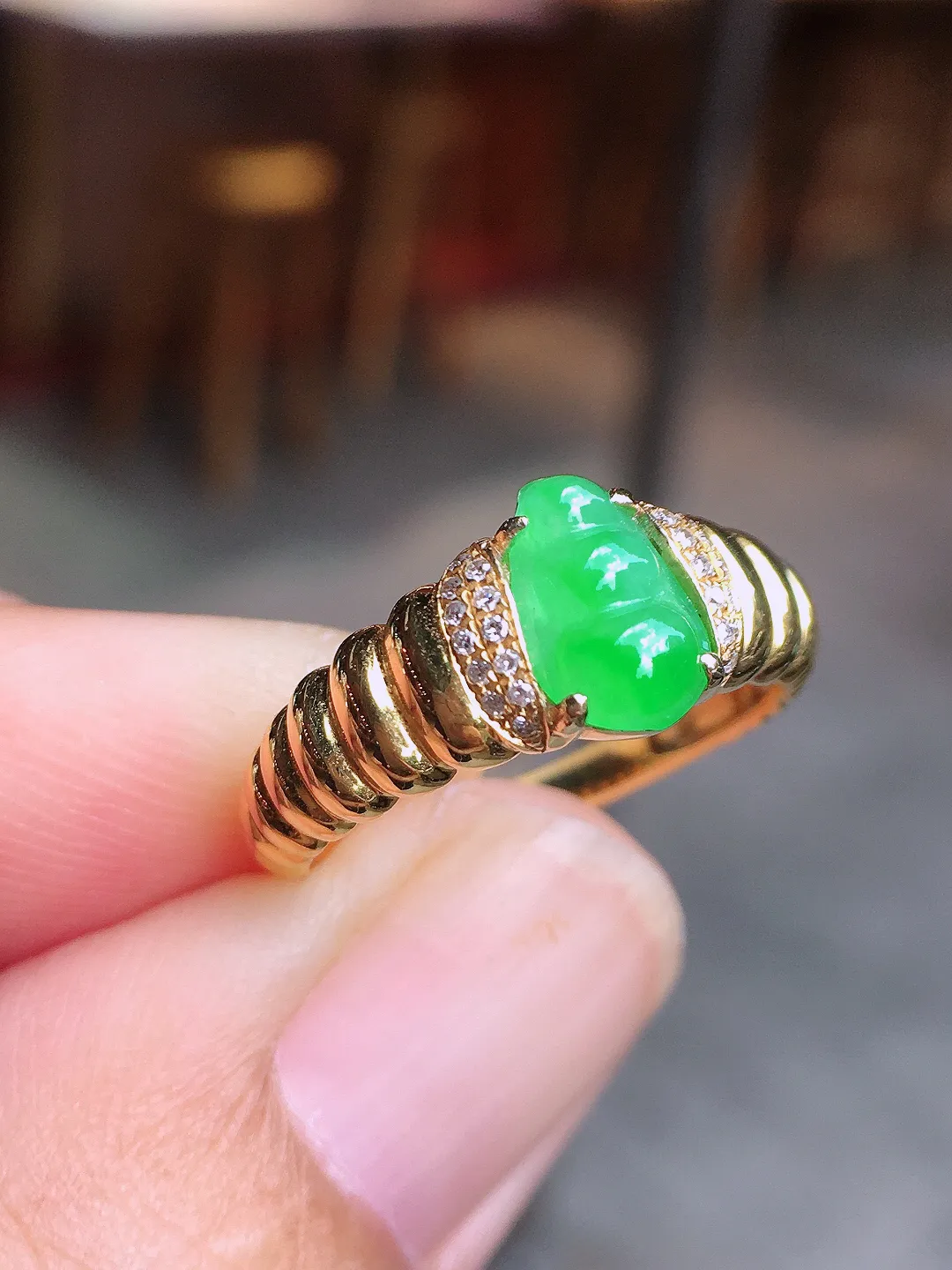 阳绿福豆戒指，色泽均匀艳丽，玉质细腻，荧光感超
强，饱满圆润，气质满满。18k
金豪华镶嵌