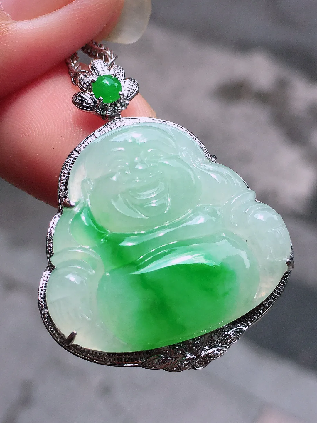 飘绿佛公吊坠，色泽艳丽，玉质细腻，荧光感超
强，饱满圆润，气质满满。18k
金豪华镶嵌
