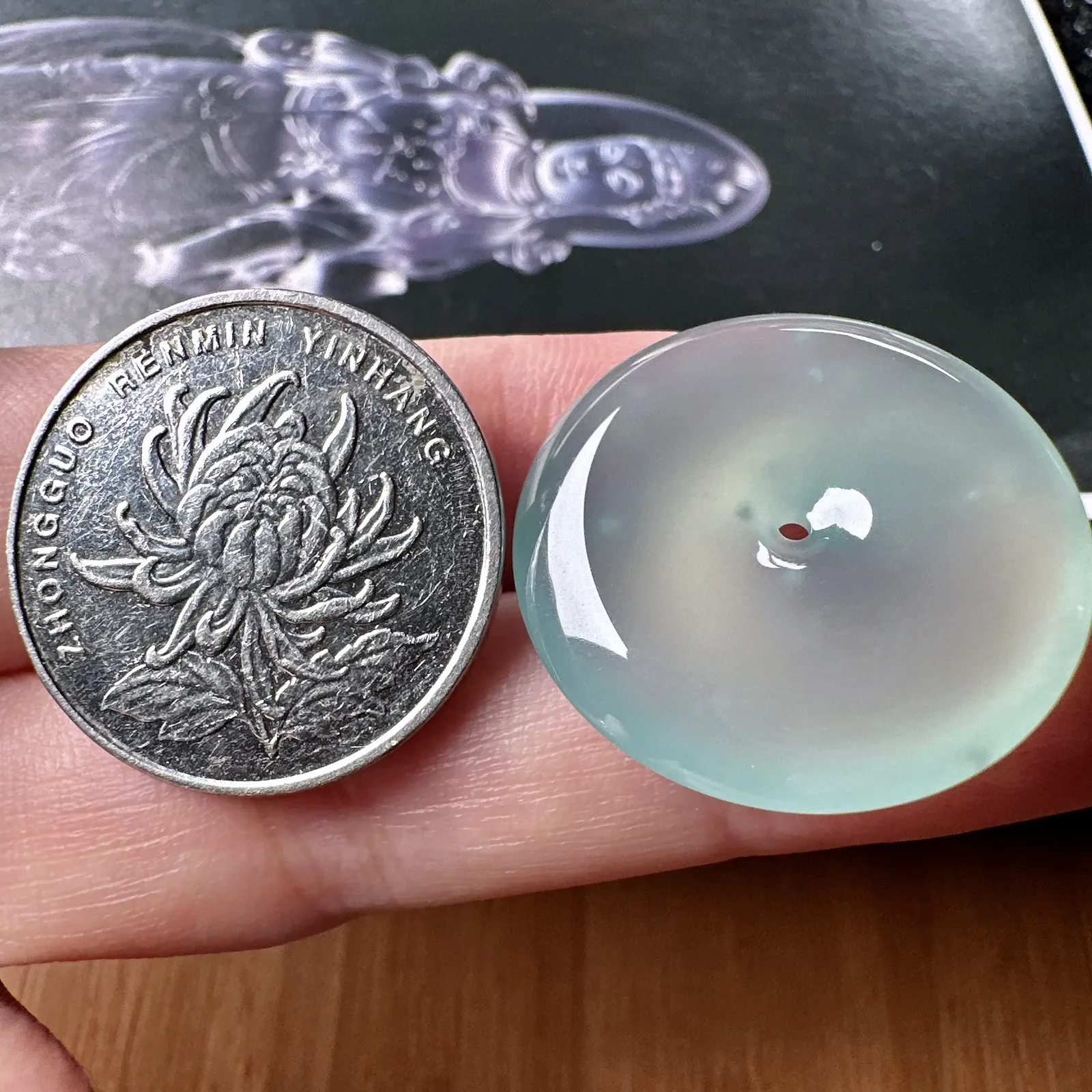 【冰种平安扣】飘雪花棉，质地非常细腻，冰润十足，种老冰透，荧光闪耀