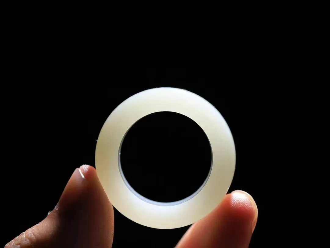 【古韵·扳指】

精品和田玉白玉扳指，玉质温润，油润感十足， 整器古韵生辉。优雅高贵。运筹帷幄于掌中，决胜于千里之外。
重19克 内径圈口22mm 尺寸14-5.7mmFDT-59701429