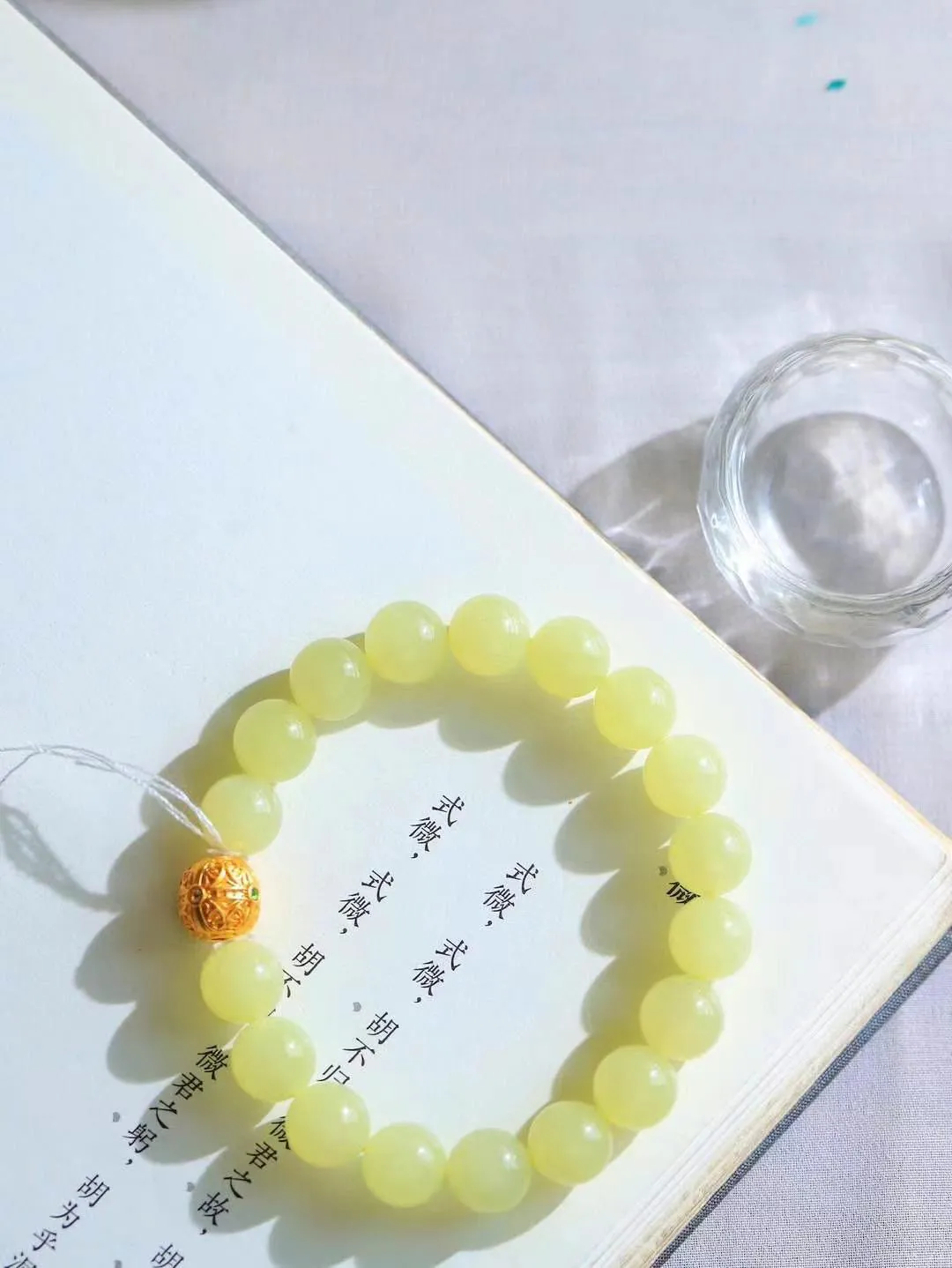 【腕间雅致.手串】

精品和田玉黄口圆珠手串，玉质温润，光泽柔和。佩戴它，仿佛将大自然的灵气凝聚于腕间，展现低调奢华的高端品味。重28.5克  尺寸取一10mm  80701465T