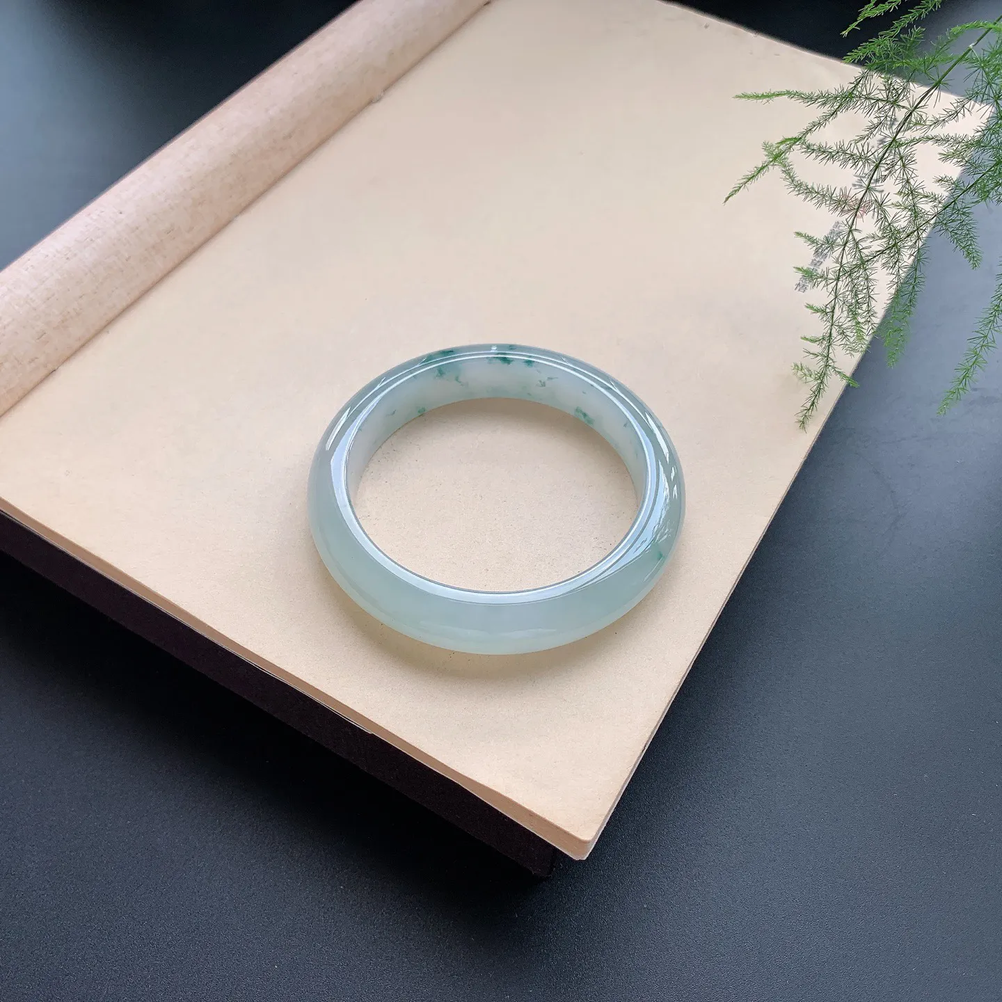 59.5圈口冰飘花正圈手镯 尺寸：59.5-13-9，无纹裂，花色灵动，胶感十足，