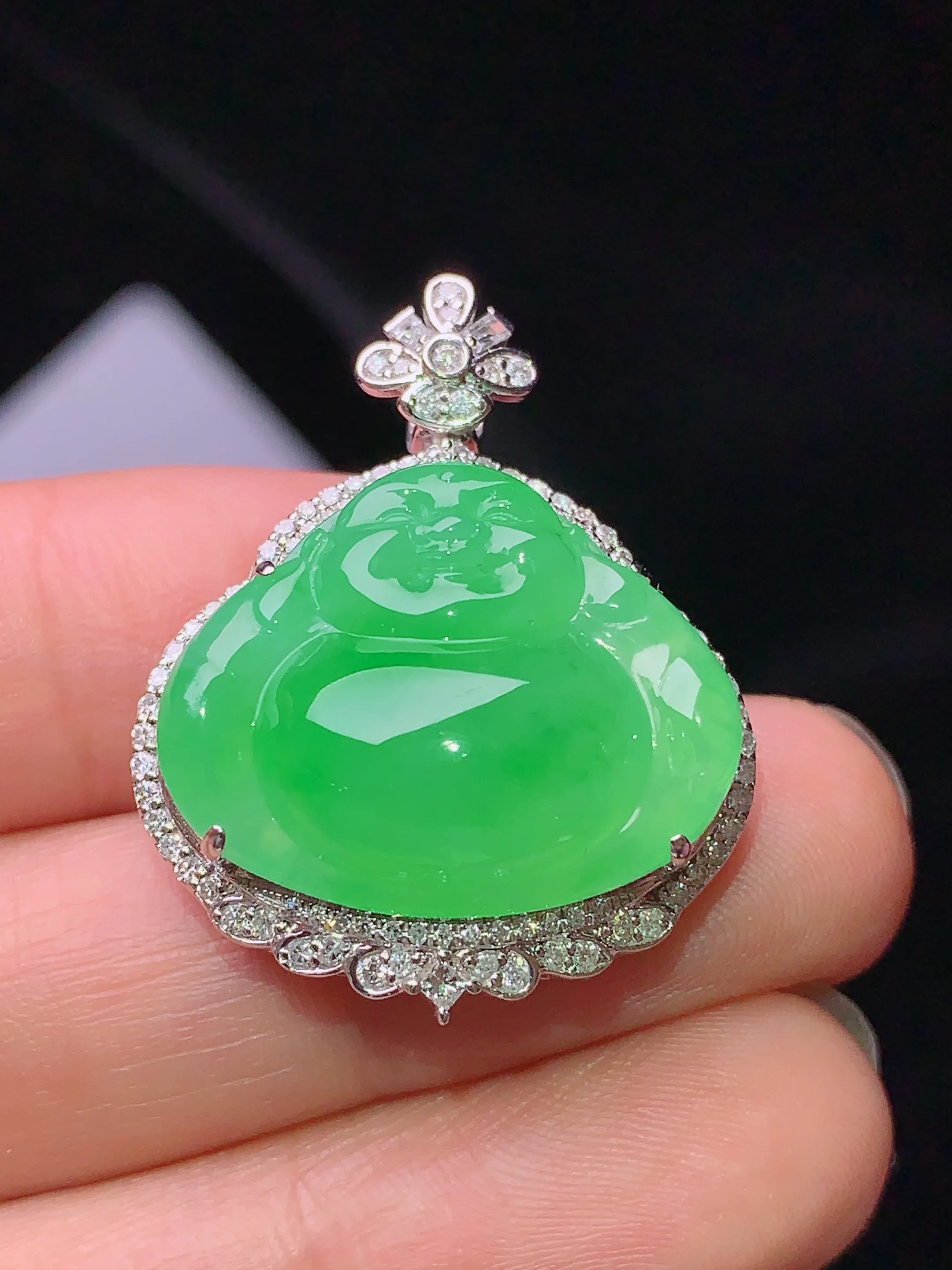 18k金钻镶嵌翠绿佛公吊坠 玉质细腻 水润亮眼 色泽艳丽 整体尺寸30*24*11.3