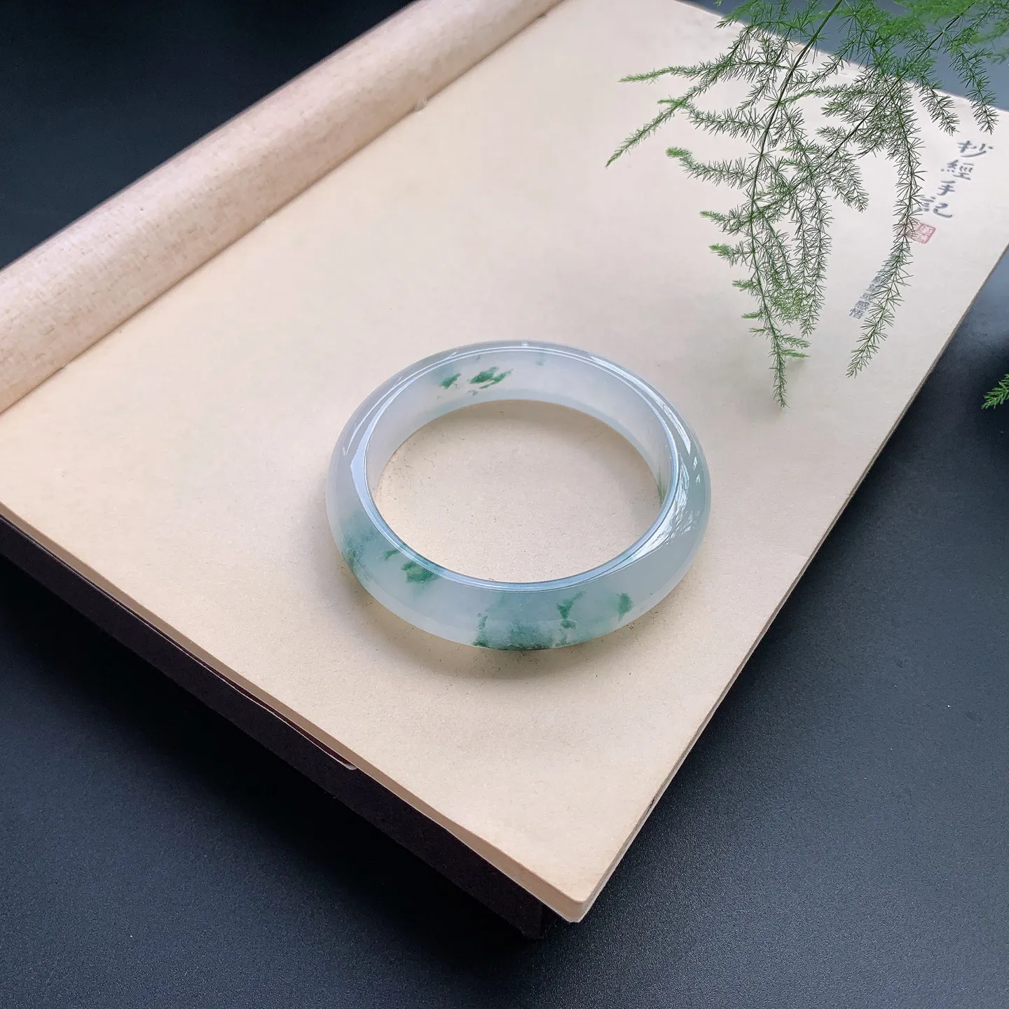 58圈口冰种飘花正圈手镯 尺寸：58-14.3-9，无纹裂，冰透水润，优雅迷人，花色飘逸灵动