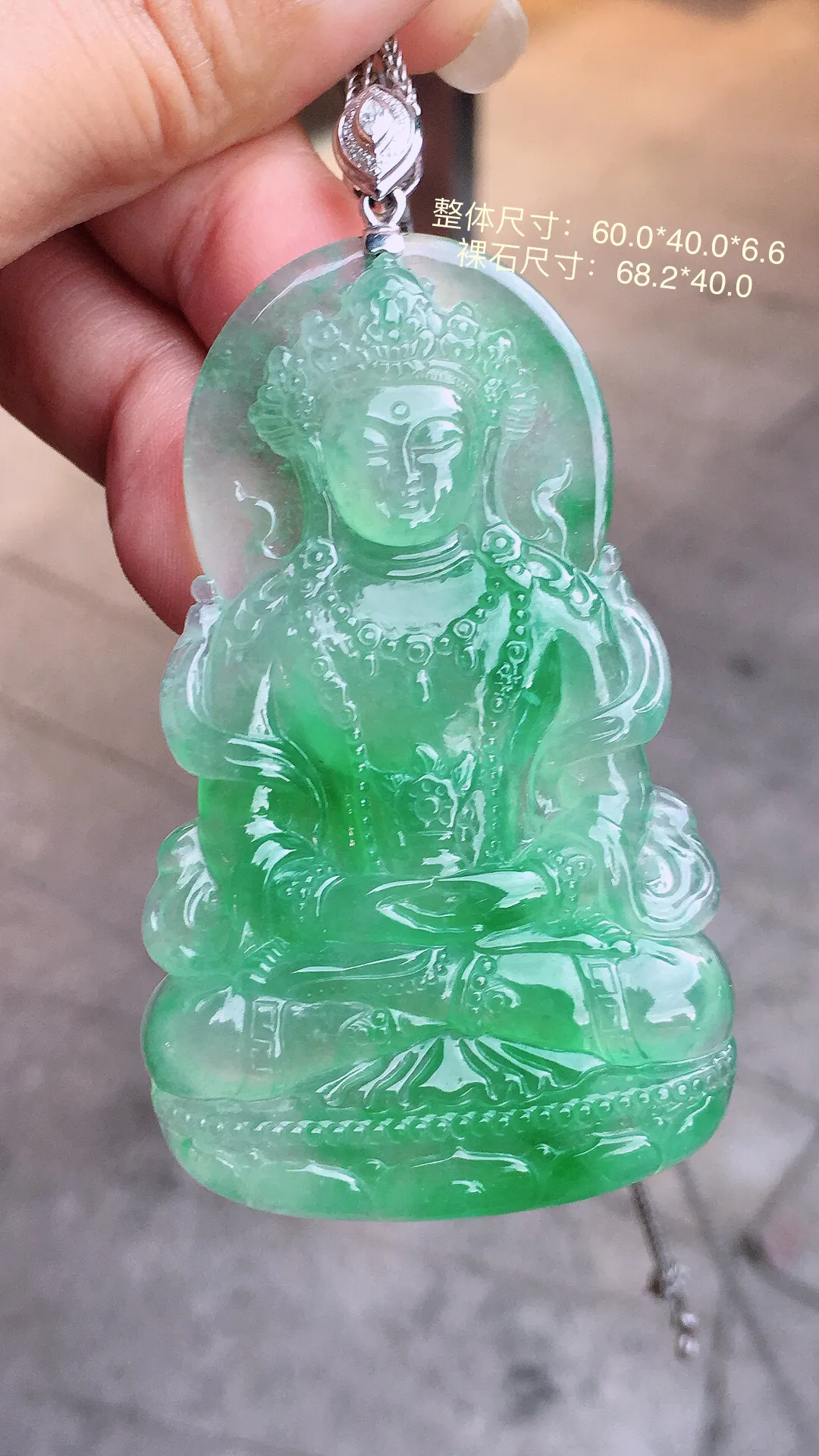 阳绿渡姆吊坠，色泽艳丽，玉质细腻，荧光感超
强，饱满圆润，气质满满。18k
金豪华镶嵌