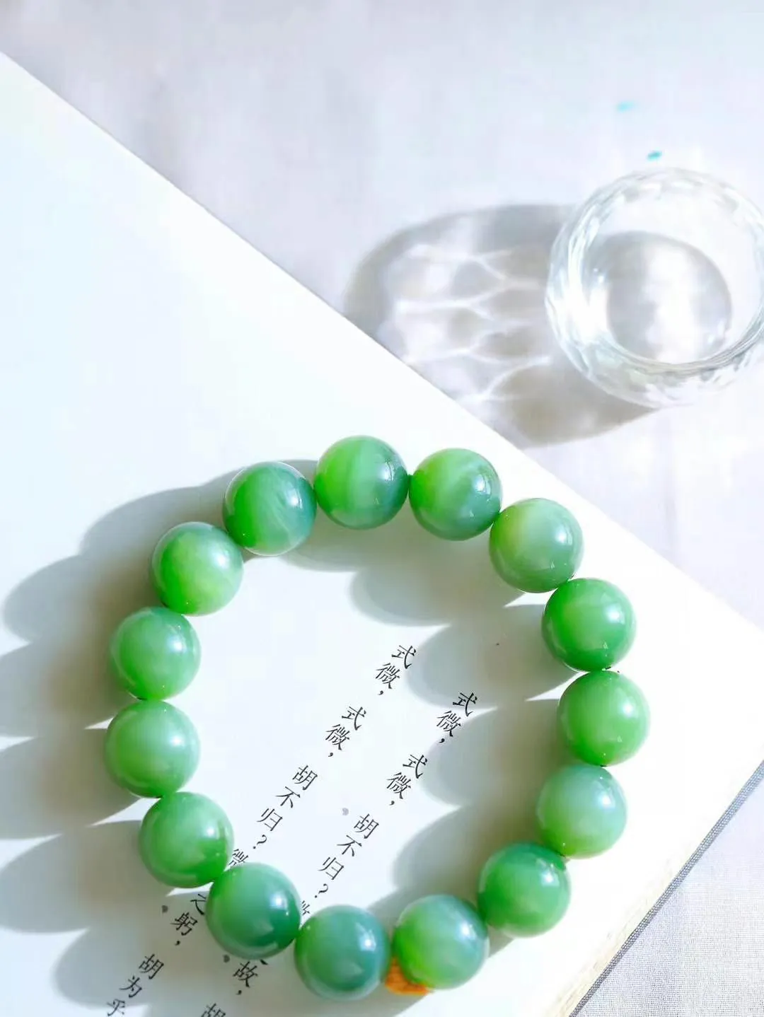 【珠圆玉润.手串】

精品和田玉碧玉猫眼珠圆玉润手串 玉质温润细腻  整串打磨圆润，佩戴舒适。珠珠落玉盘，间关莺语花底滑，一生美好时光，无论身在何处，都有它相伴相守。事事顺遂，幸福美满，吉祥如意。重75.8克 尺寸取一14.8mm  FDT-36701423