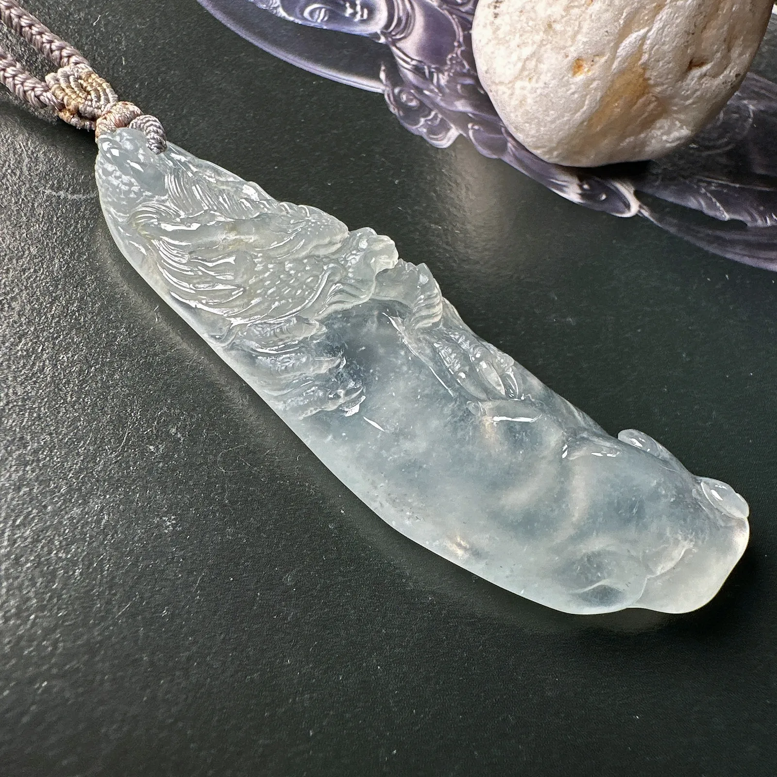 【冰种胶块随形龙牌】实物冰感非常强，冰润细腻，通透感强，起胶感强，工艺雕刻很精细