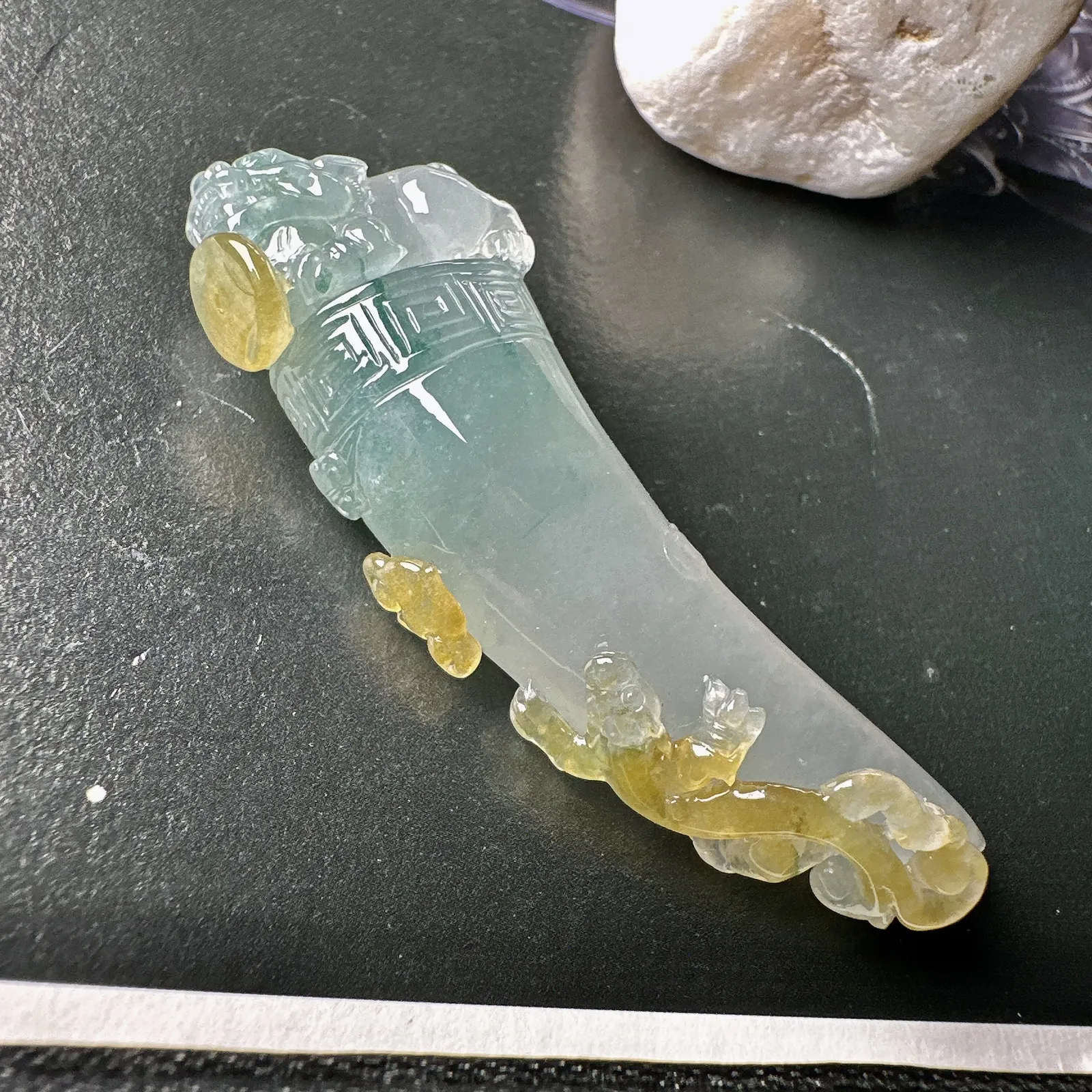【冰种黄翡飘花龙牙】种地优秀，通透闪亮，起光的料子，厚度很好，工艺雕刻精湛。