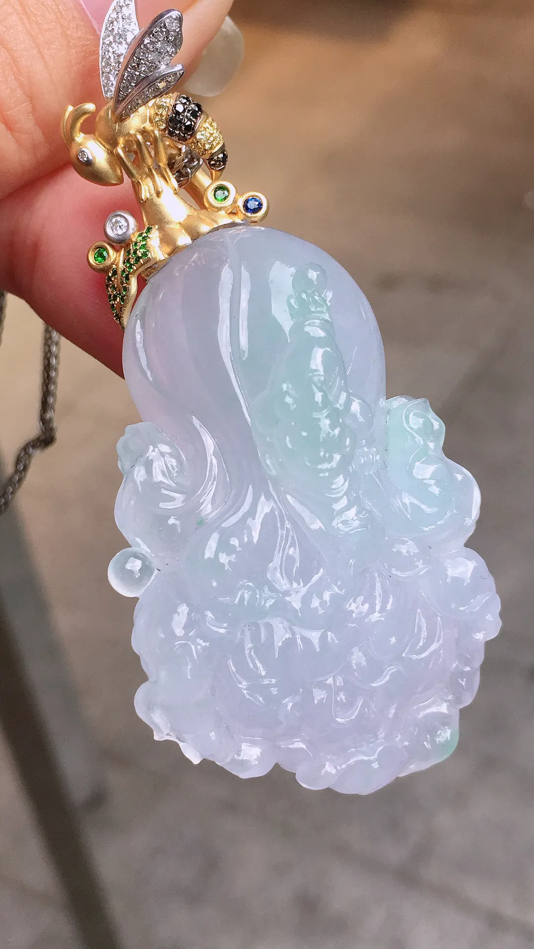 春彩白菜吊坠，色泽艳丽，玉质细腻，荧光感超
强，饱满圆润，气质满满。18k
金豪华镶嵌