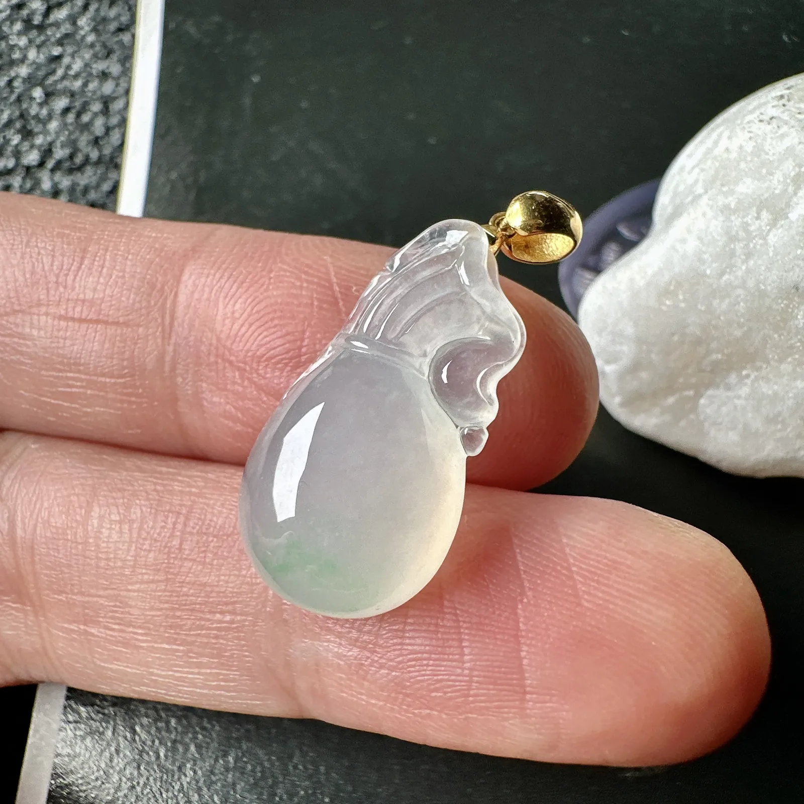 【冰种钱袋子】小精品。饱满度上佳，质地非常细腻，冰润通透，18k金扣头镶嵌，裸石尺寸22.8*11.7*7.3毫米