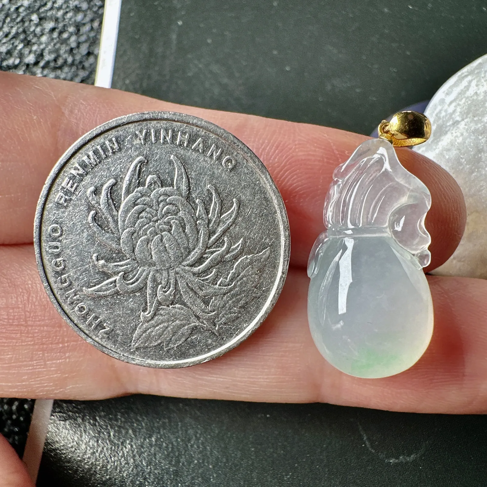 【冰种钱袋子】小精品。饱满度上佳，质地非常细腻，冰润通透，18k金扣头镶嵌，裸石尺寸22.8*11.7*7.3毫米