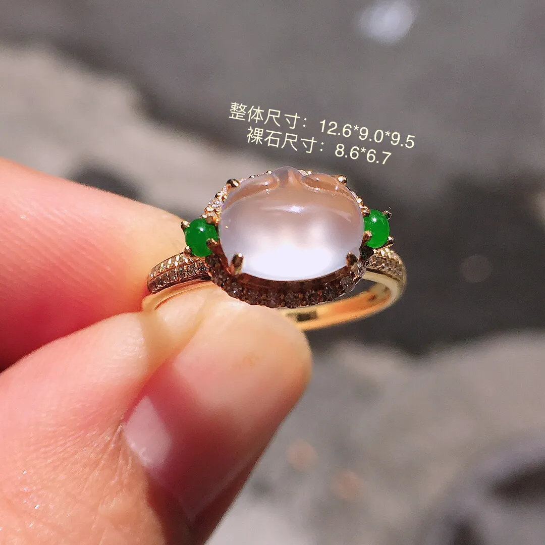 玻璃种如意戒指，玉质细腻，荧光感超
强，饱满圆润，气质满满。18k
金豪华镶嵌