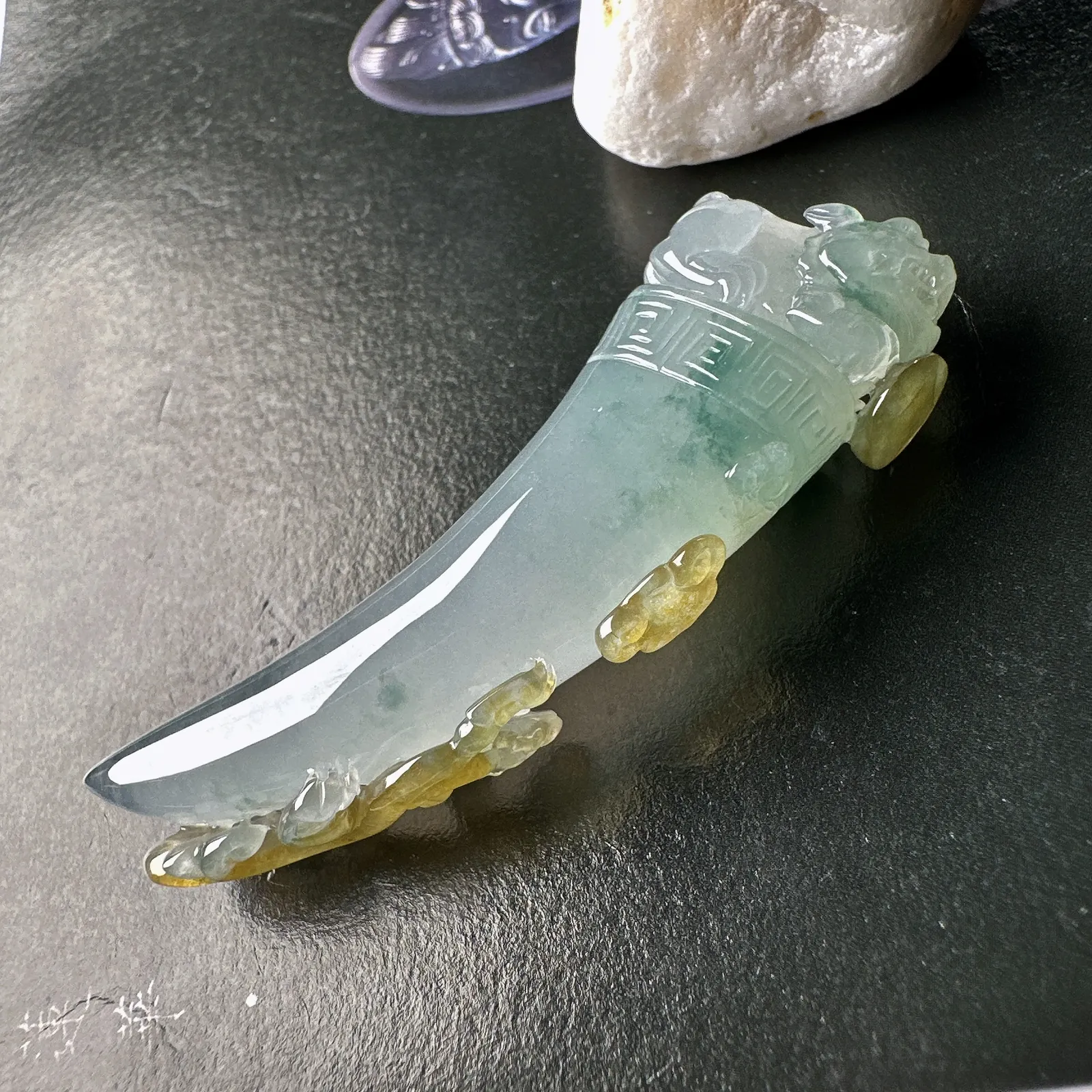 【冰种黄翡飘花龙牙】种地优秀，通透闪亮，起光的料子，厚度很好，工艺雕刻精湛。