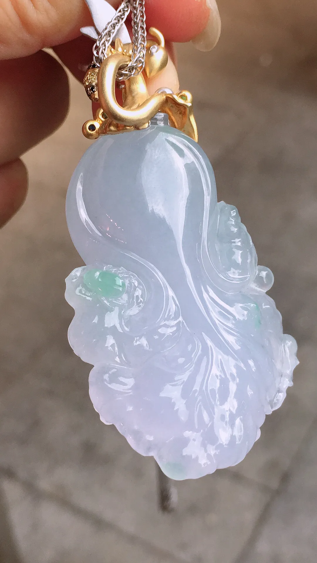 春彩白菜吊坠，色泽艳丽，玉质细腻，荧光感超
强，饱满圆润，气质满满。18k
金豪华镶嵌