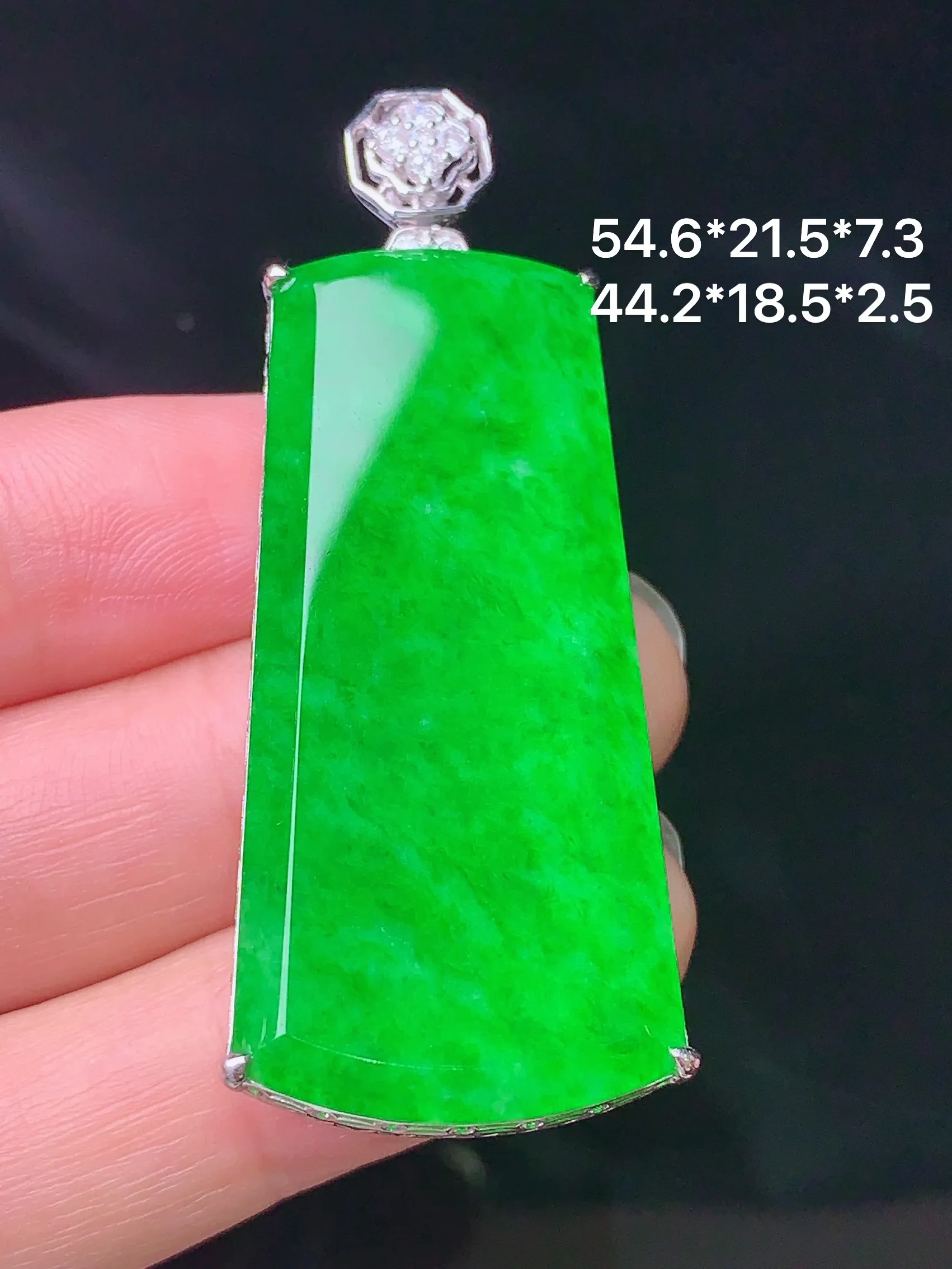 18k金钻镶嵌翠绿无事牌吊坠 玉质细腻 水润亮眼 色泽艳丽 整体尺寸54.6*21.5*7.3