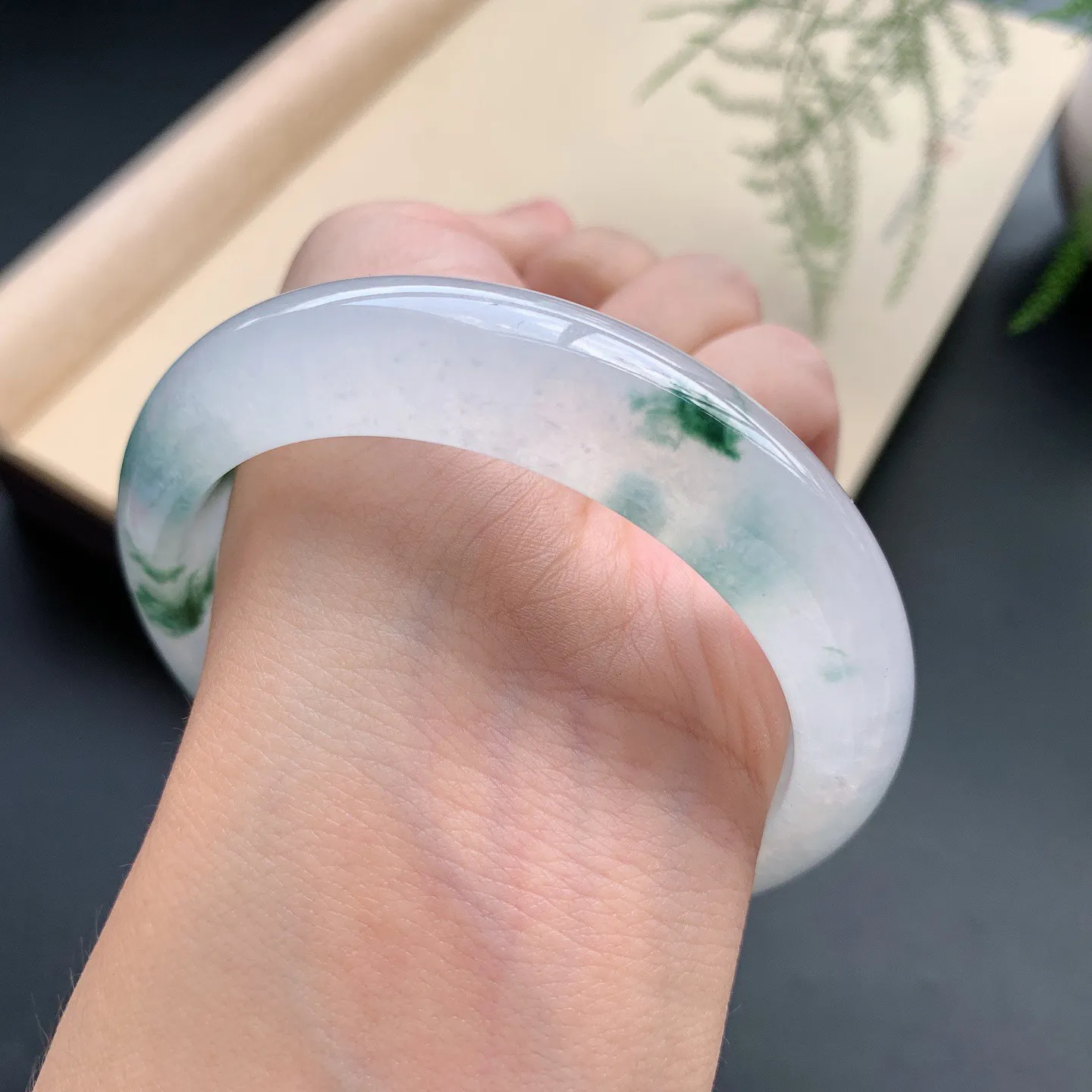 58圈口冰种飘花正圈手镯 尺寸：58-14.3-9，无纹裂，冰透水润，优雅迷人，花色飘逸灵动