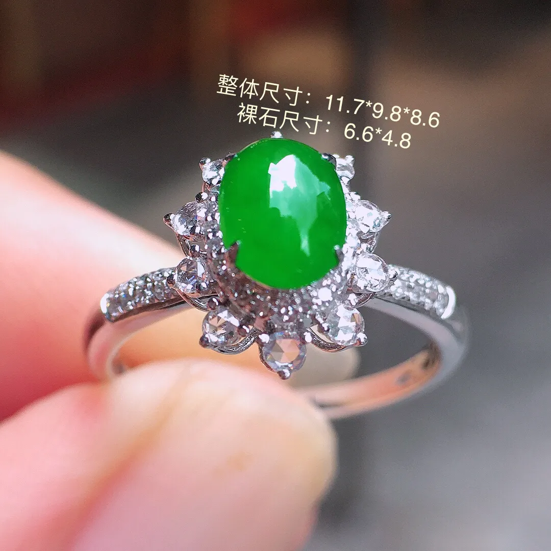阳绿蛋面戒指，色泽均匀艳丽，玉质细腻，荧光感超
强，饱满圆润，气质满满。18k
金豪华镶嵌