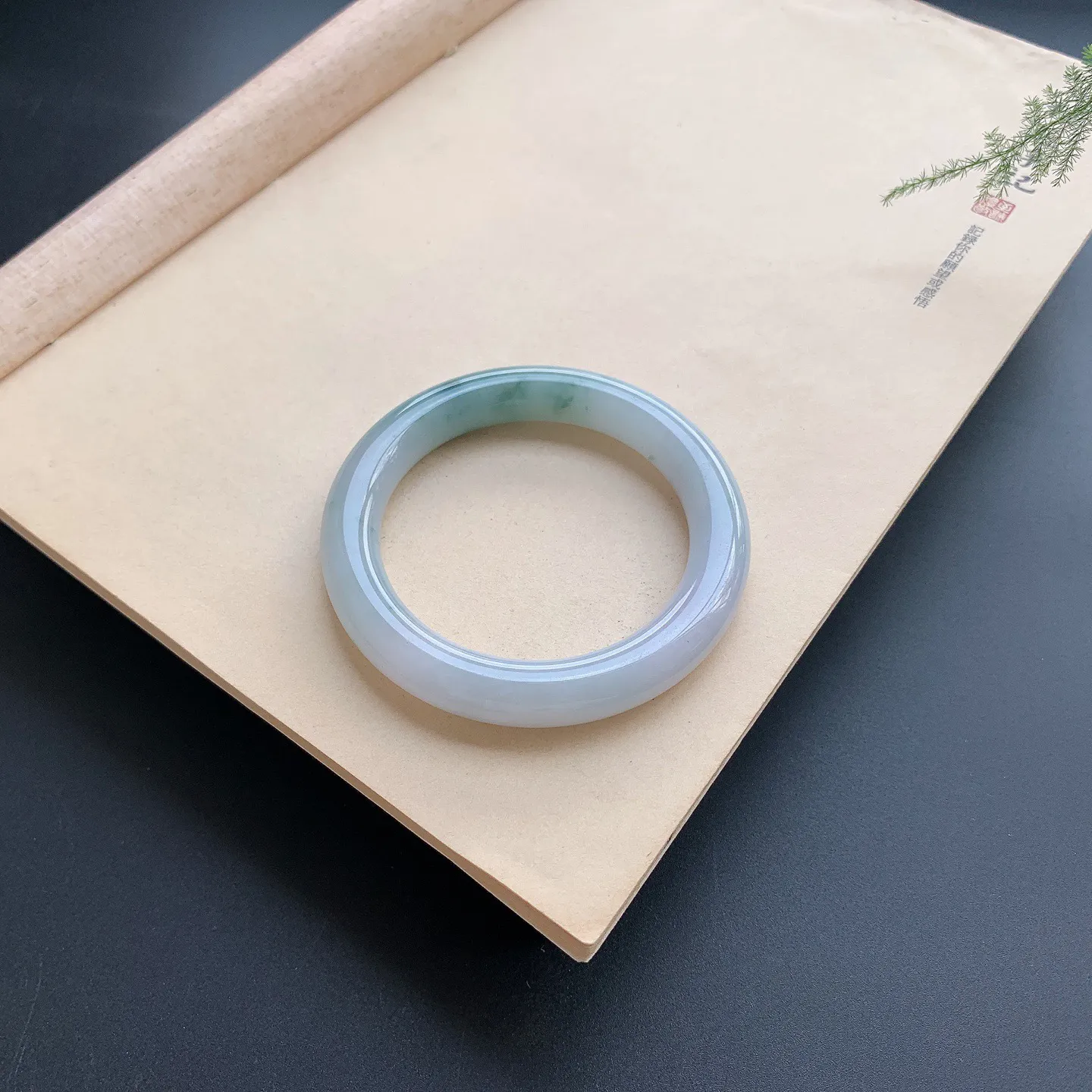 56圈口飘花圆条手镯 尺寸：56-10.5，无纹裂，细腻光滑，花色飘逸，