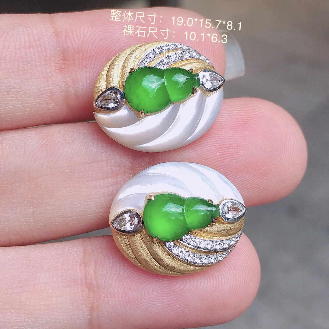 阳绿葫芦耳钉，色泽均匀艳丽，玉质细腻，荧光感超
强，饱满圆润，气质满满。18k
金豪华镶嵌