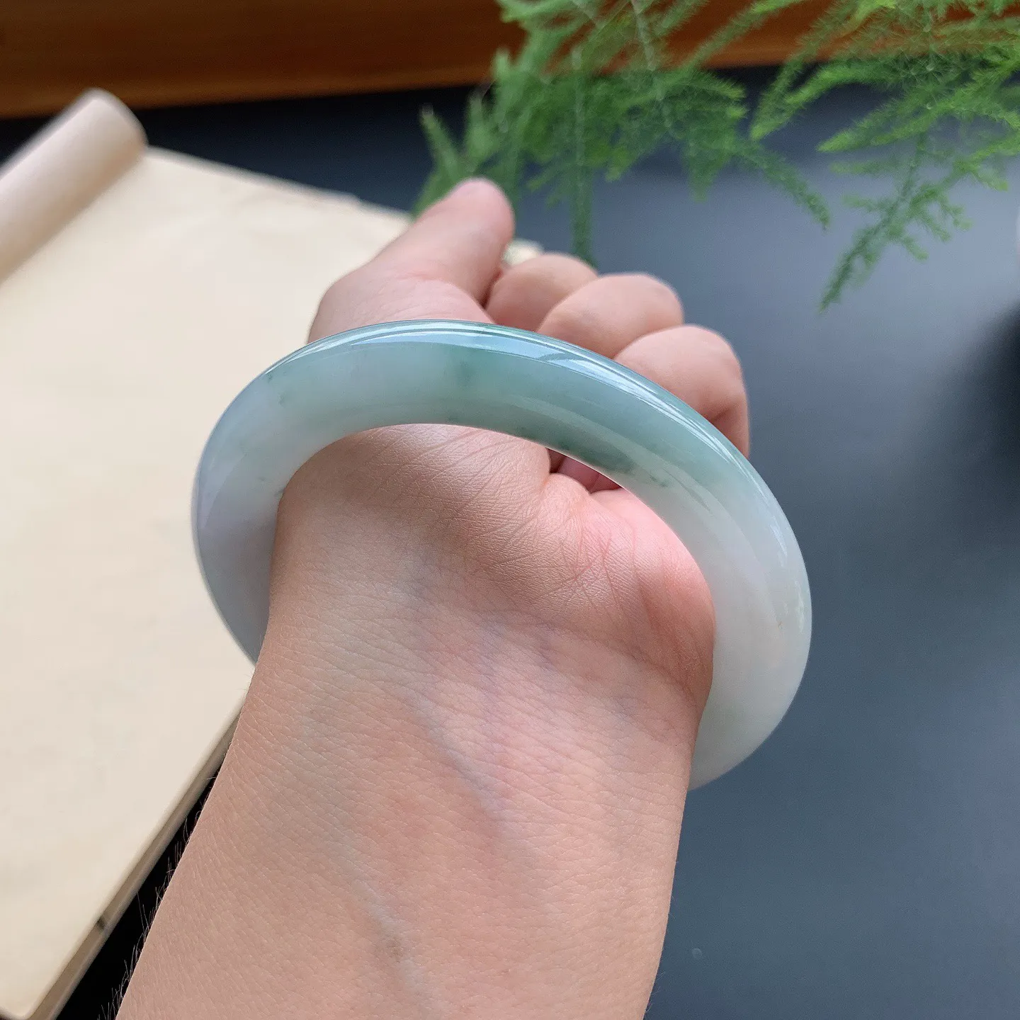 56圈口飘花圆条手镯 尺寸：56-10.5，无纹裂，细腻光滑，花色飘逸，