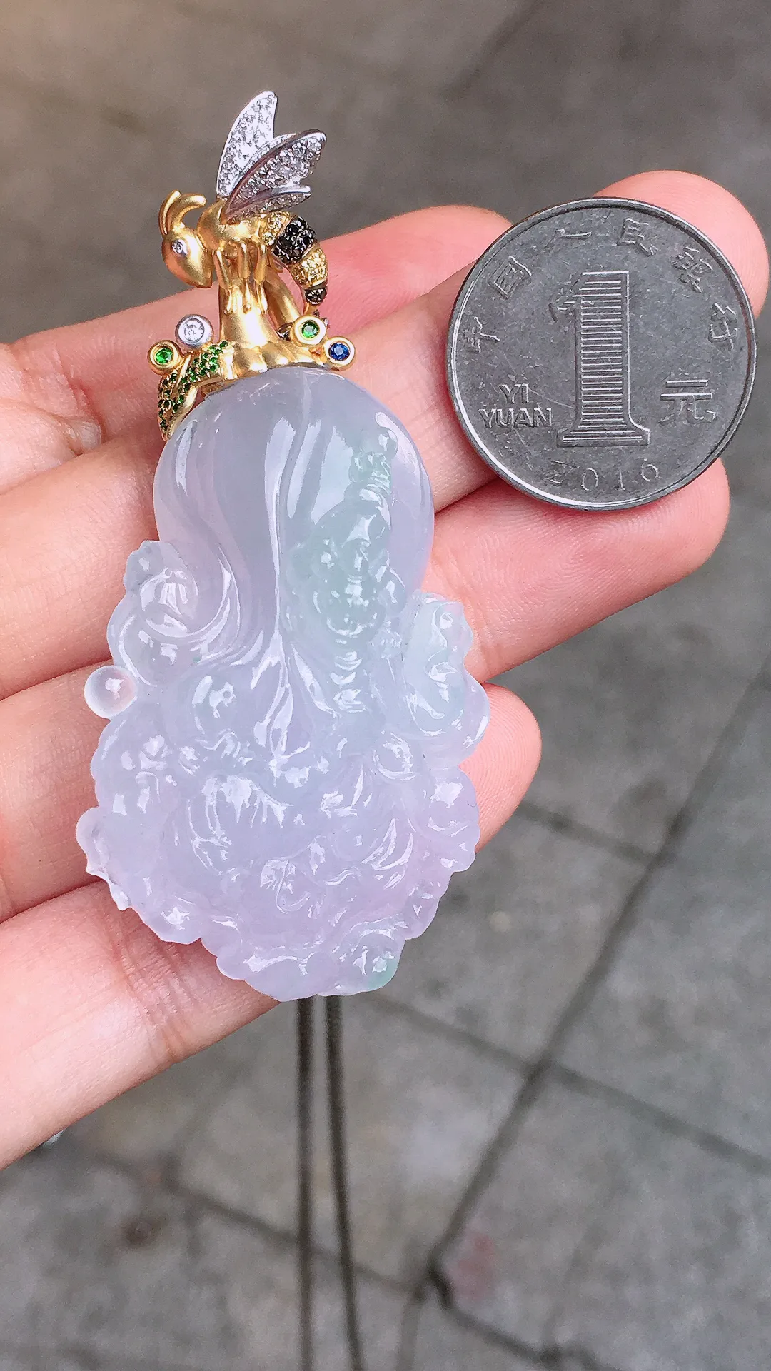 春彩白菜吊坠，色泽艳丽，玉质细腻，荧光感超
强，饱满圆润，气质满满。18k
金豪华镶嵌