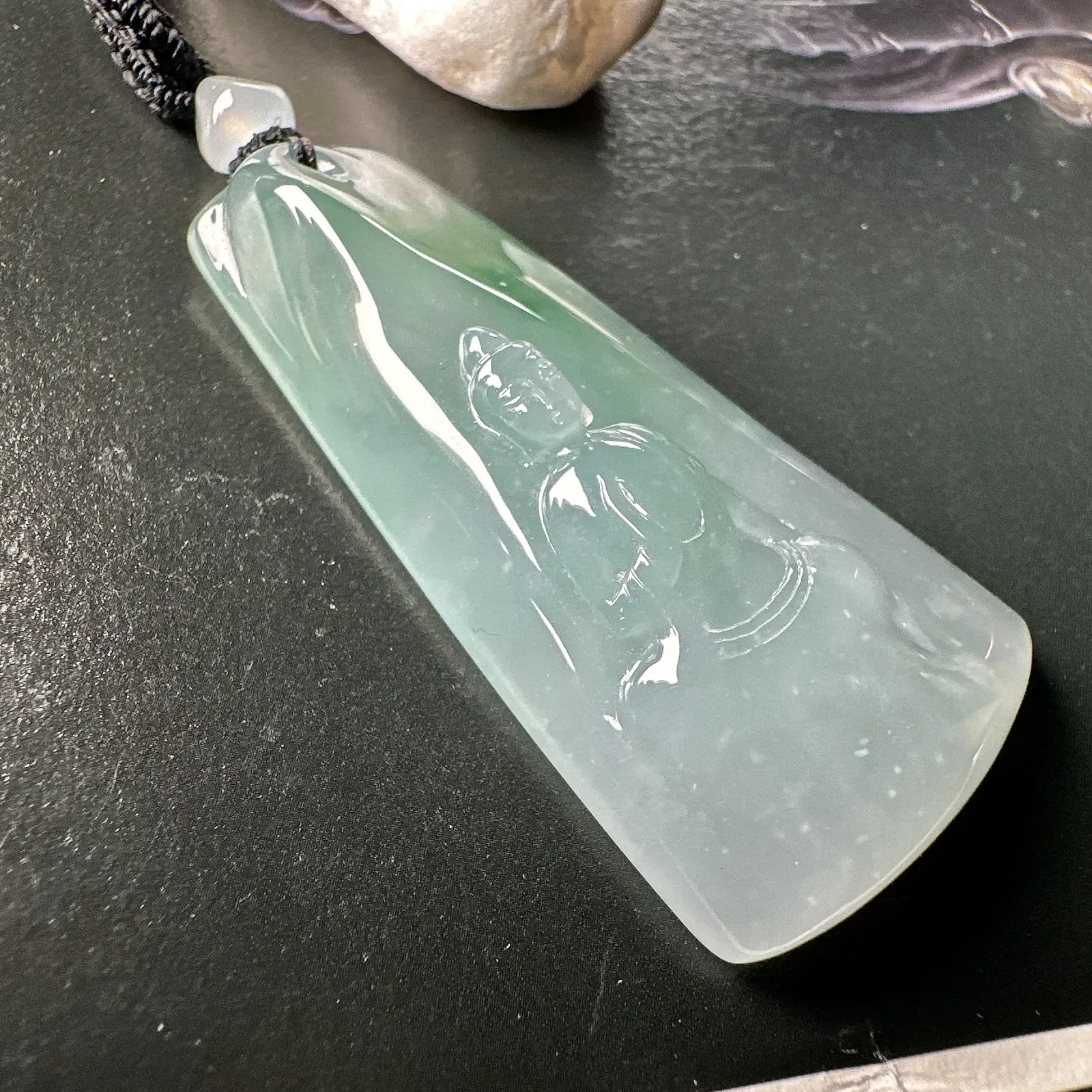 【冰种飘绿观音】质地细腻，通透度上佳，冰感十足，适合佩戴