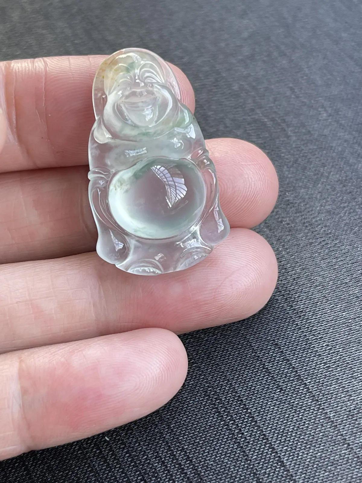 缅甸翡翠A货，站佛起荧光，上身效果好，饱满，一生平安，幸福美满。