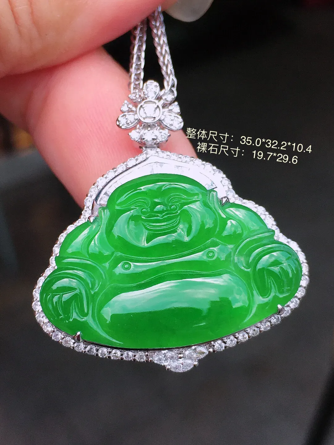 阳绿佛公吊坠，色泽均匀艳丽，玉质细腻，荧光感超
强，饱满圆润，气质满满。18k
金豪华镶嵌