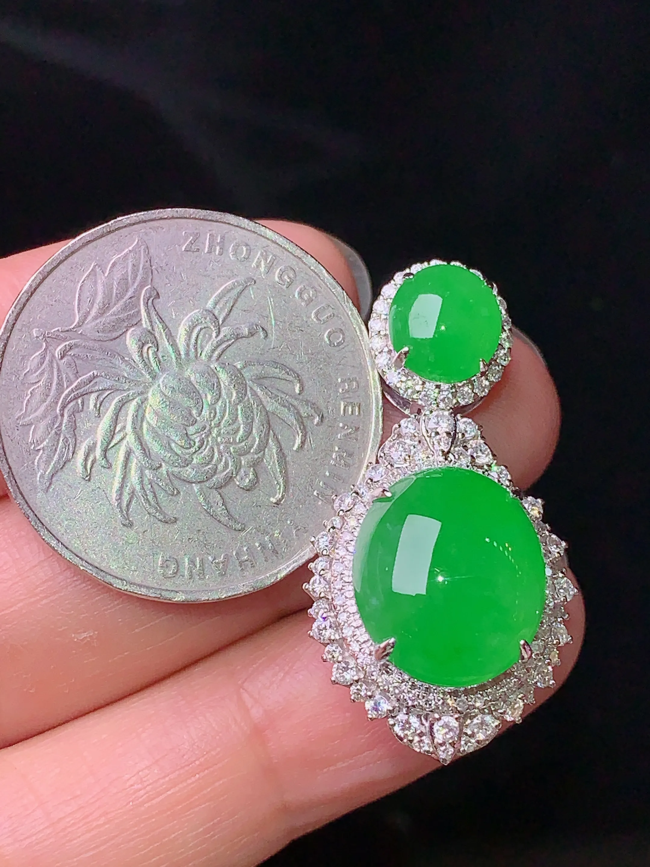 18k金钻镶嵌满绿蛋面吊坠 玉质细腻 水润亮眼 色泽艳丽 整体尺寸32*17*13.5