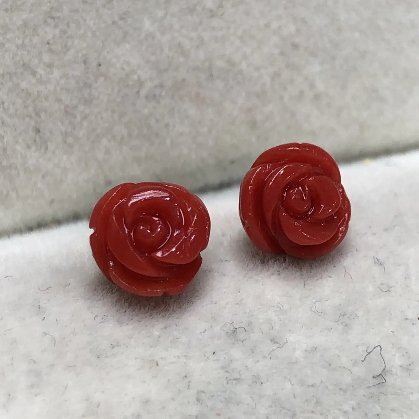 【天然红珊瑚玫瑰花耳钉】天然无添加无优化，整料雕刻饱满，光泽水嫩柔润透亮，裸石尺寸6.8*6.5*4.8mm，18K金针镶嵌！加金堵总重量为0.79克。有珊瑚自古被佛教视为珍宝，深海里千年生长的有机宝石，有灵性，气场强大。