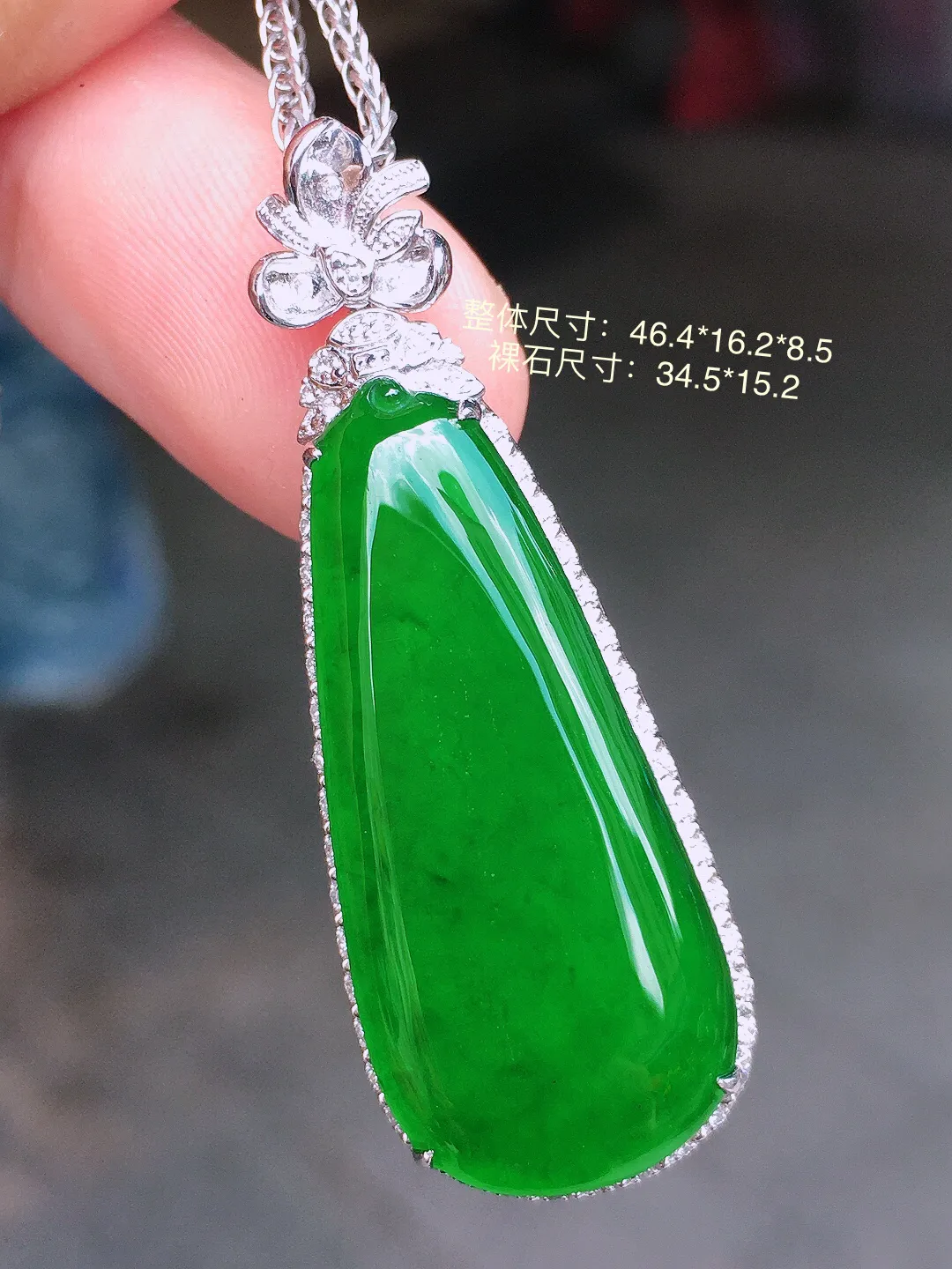 满绿福瓜吊坠，色泽均匀浓郁，玉质细腻，荧光感超
强，饱满圆润，气质满满。18k
金豪华镶嵌