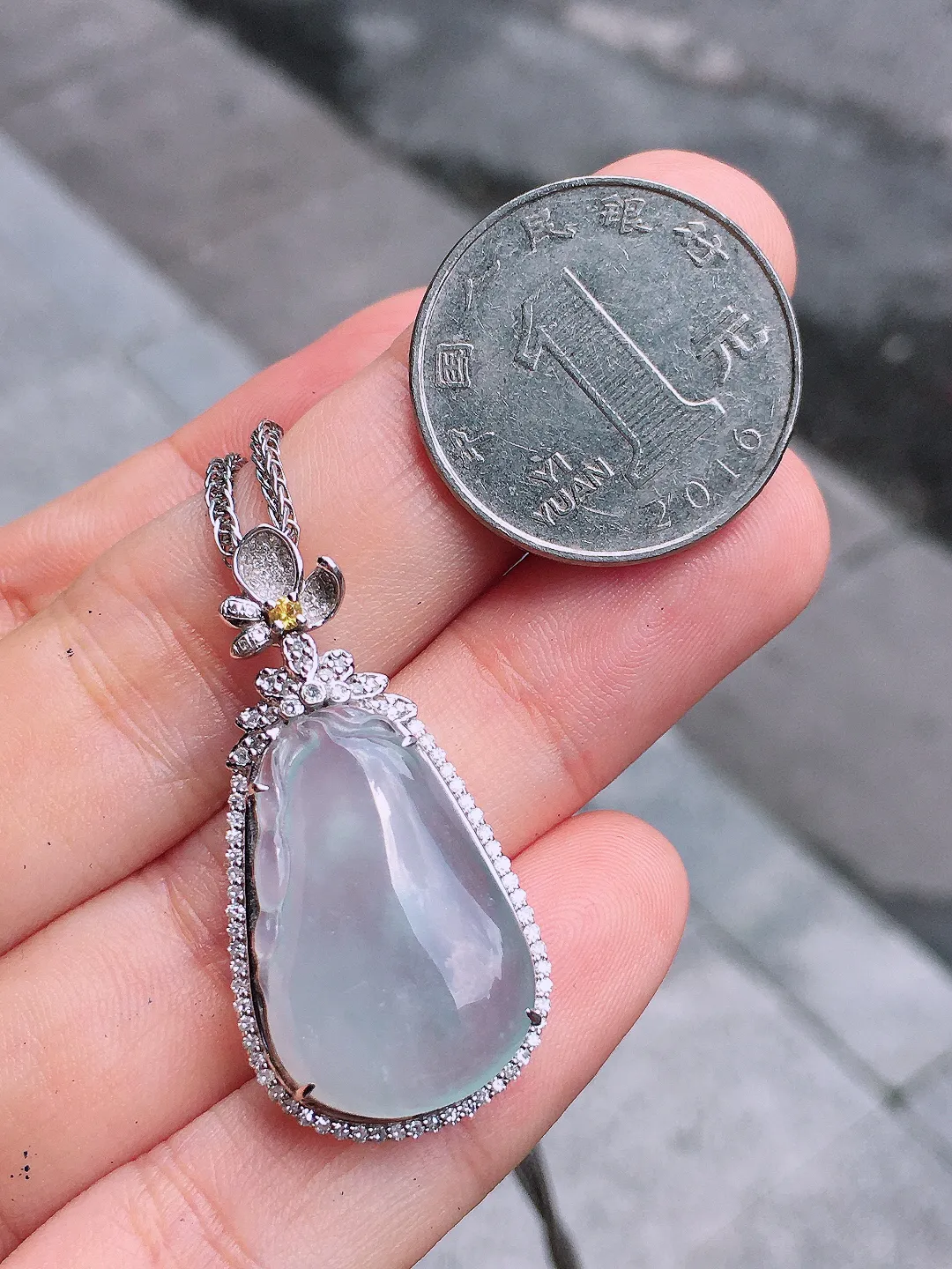 冰种福瓜吊坠，玉质细腻，荧光感超
强，饱满圆润，气质满满。18k
金豪华镶嵌