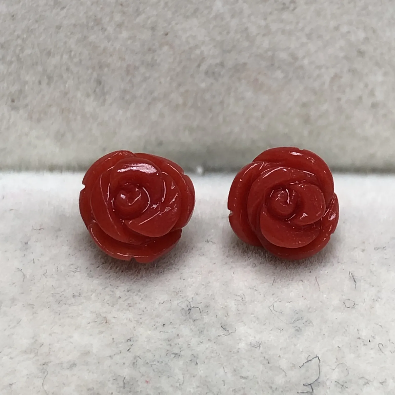 【天然红珊瑚玫瑰花耳钉】天然无添加无优化，整料雕刻饱满，光泽水嫩柔润透亮，裸石尺寸6.8*6.5*4.8mm，18K金针镶嵌！加金堵总重量为0.79克。有珊瑚自古被佛教视为珍宝，深海里千年生长的有机宝石，有灵性，气场强大。
