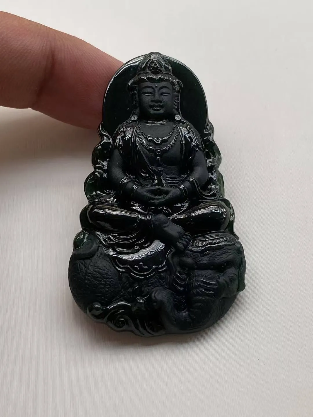 墨翠【普贤菩萨】细腻干净，黑度好，性价比高，雕工精湛，打灯透绿.
