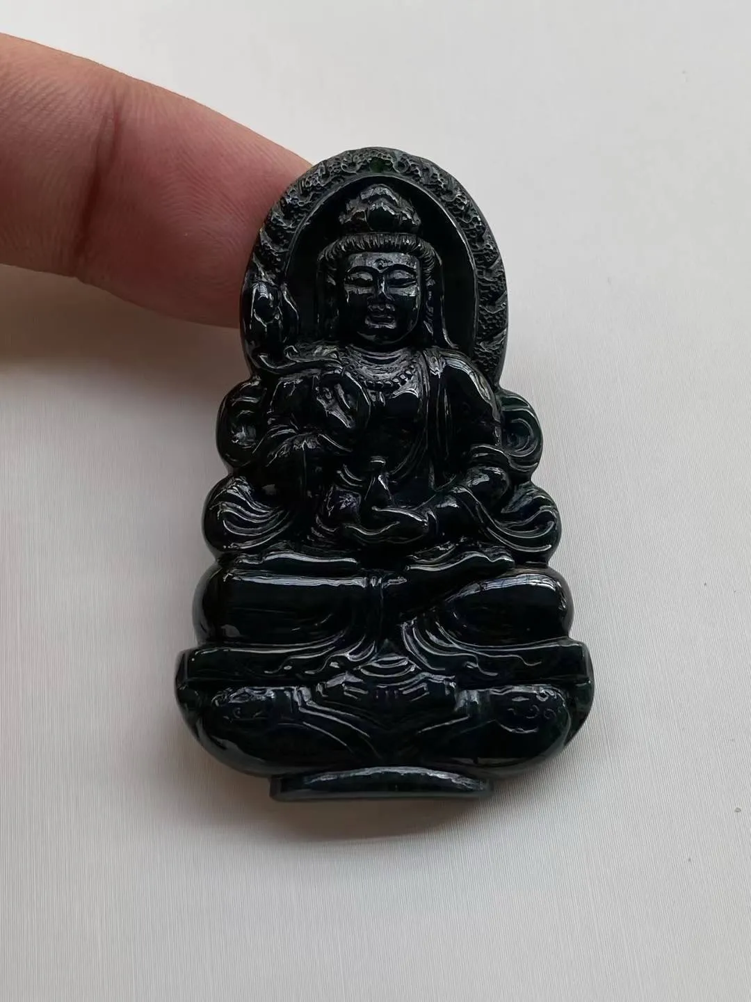墨翠【大时至菩萨】细腻干净，黑度好，性价比高，雕工精湛，打灯透绿..