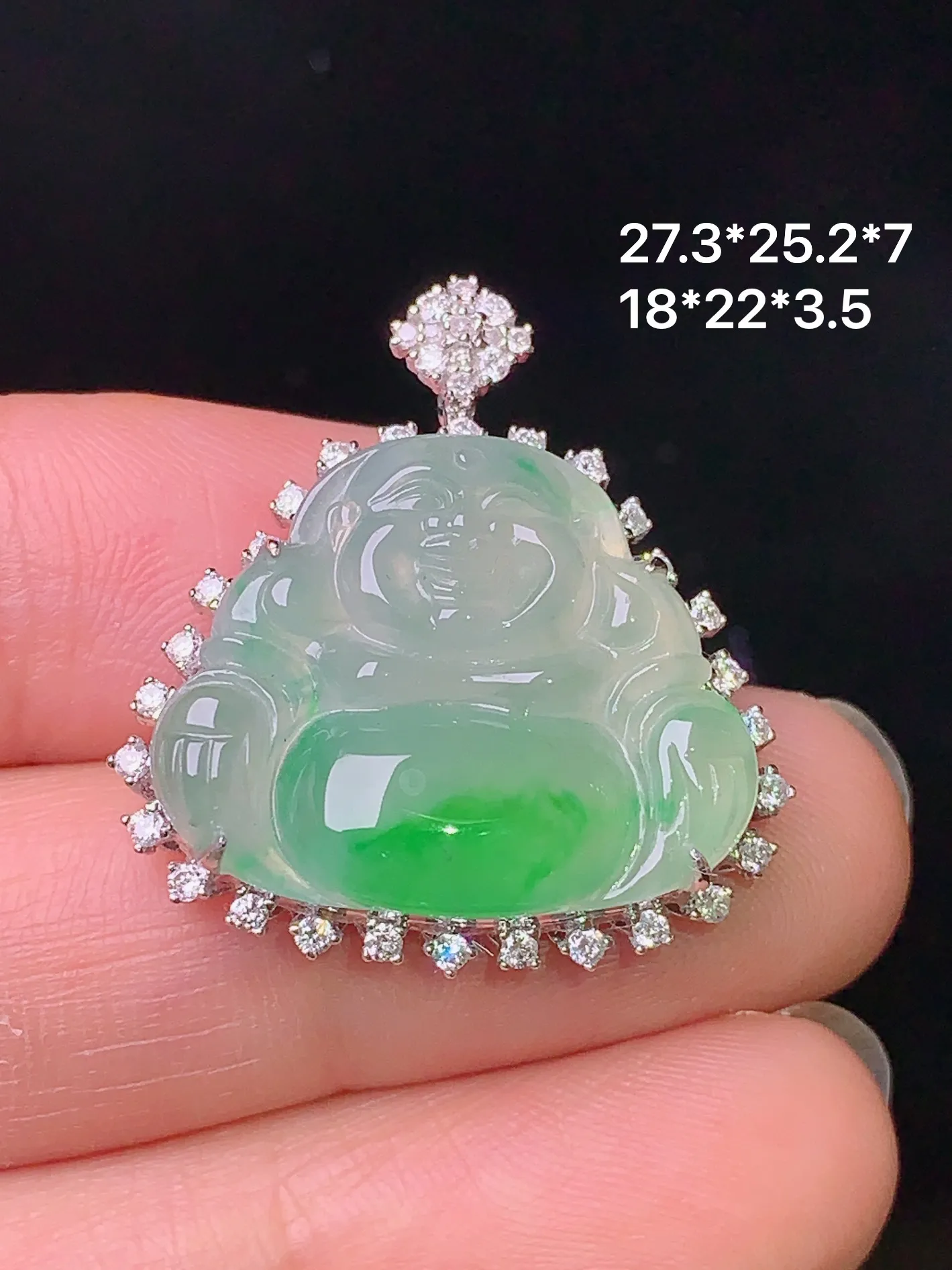 18k金钻镶嵌飘绿佛公吊坠 玉质细腻 水润亮眼 色泽艳丽 整体尺寸27.3*25.2*7