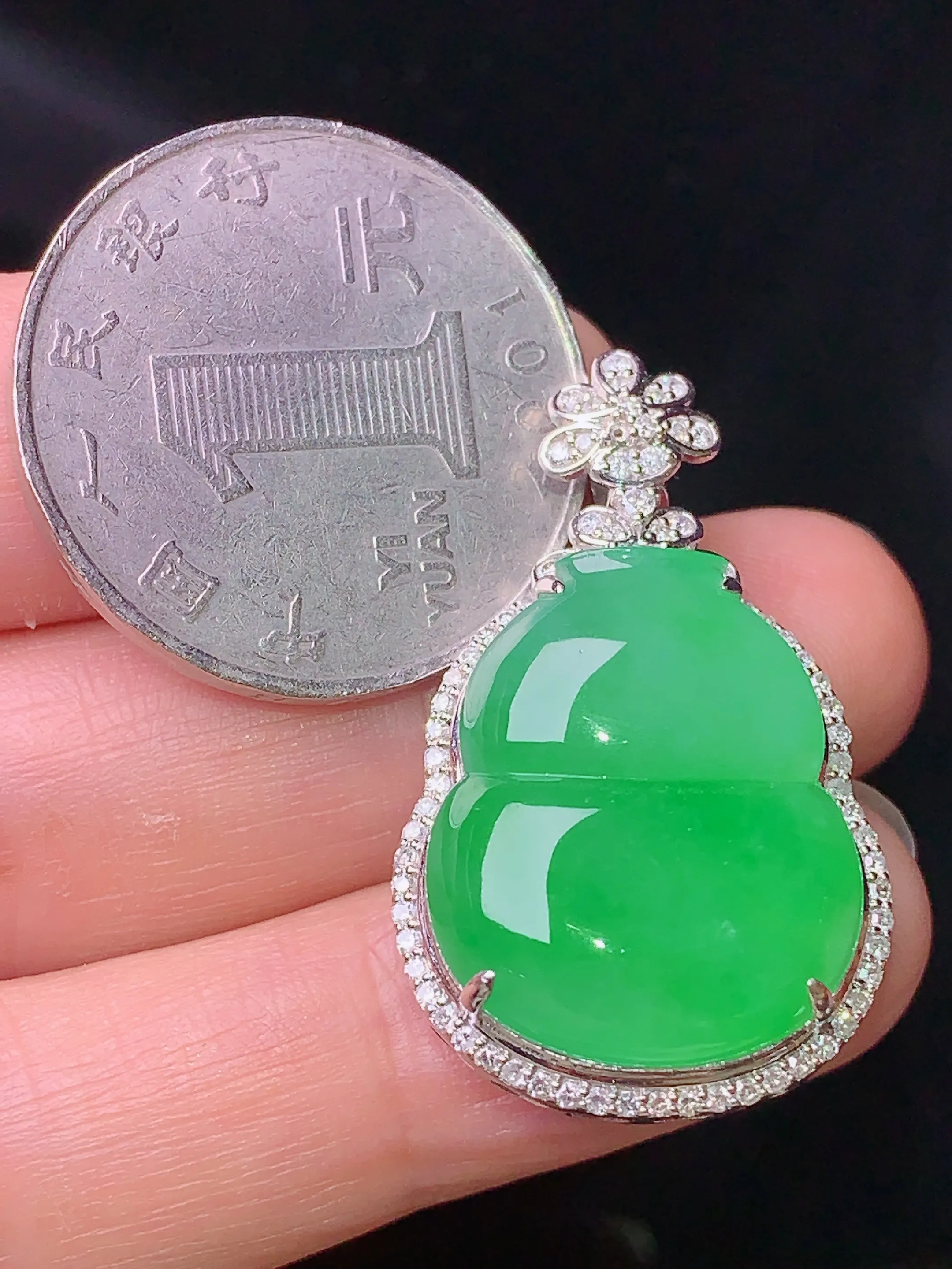 18k金钻镶嵌翠绿葫芦吊坠 玉质细腻 水润亮眼 色泽艳丽 整体尺寸32.5*19.7*9.2