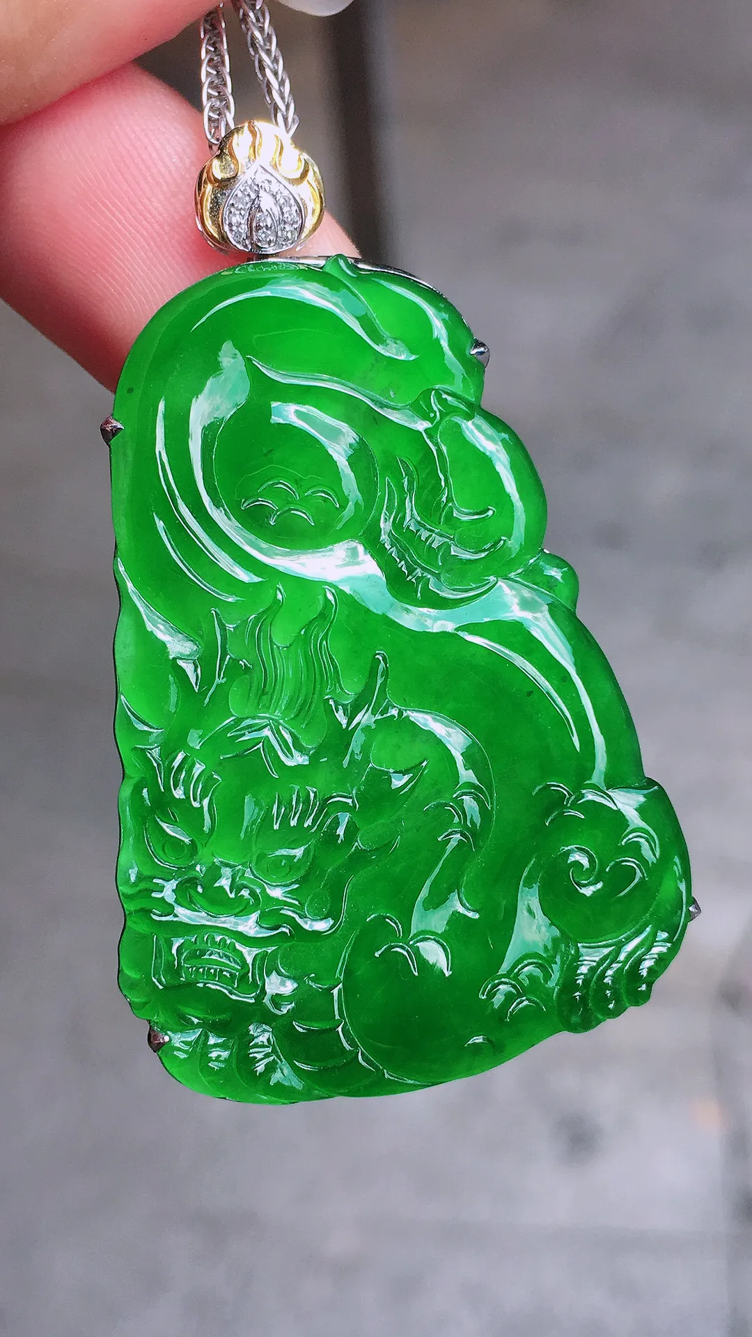 阳绿【龙行天下】吊坠，色泽均匀艳丽，玉质细腻，荧光感超
强，饱满圆润，气质满满。18k
金豪华镶嵌
