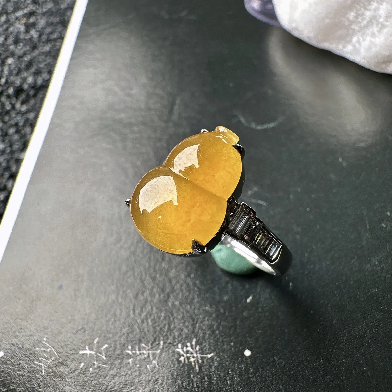 【冰种黄翡葫芦吊坠】种地优秀，通透闪亮，起光的料子，厚度很好，18k金钻镶嵌，裸石尺寸13.5*9.8*4.8毫米