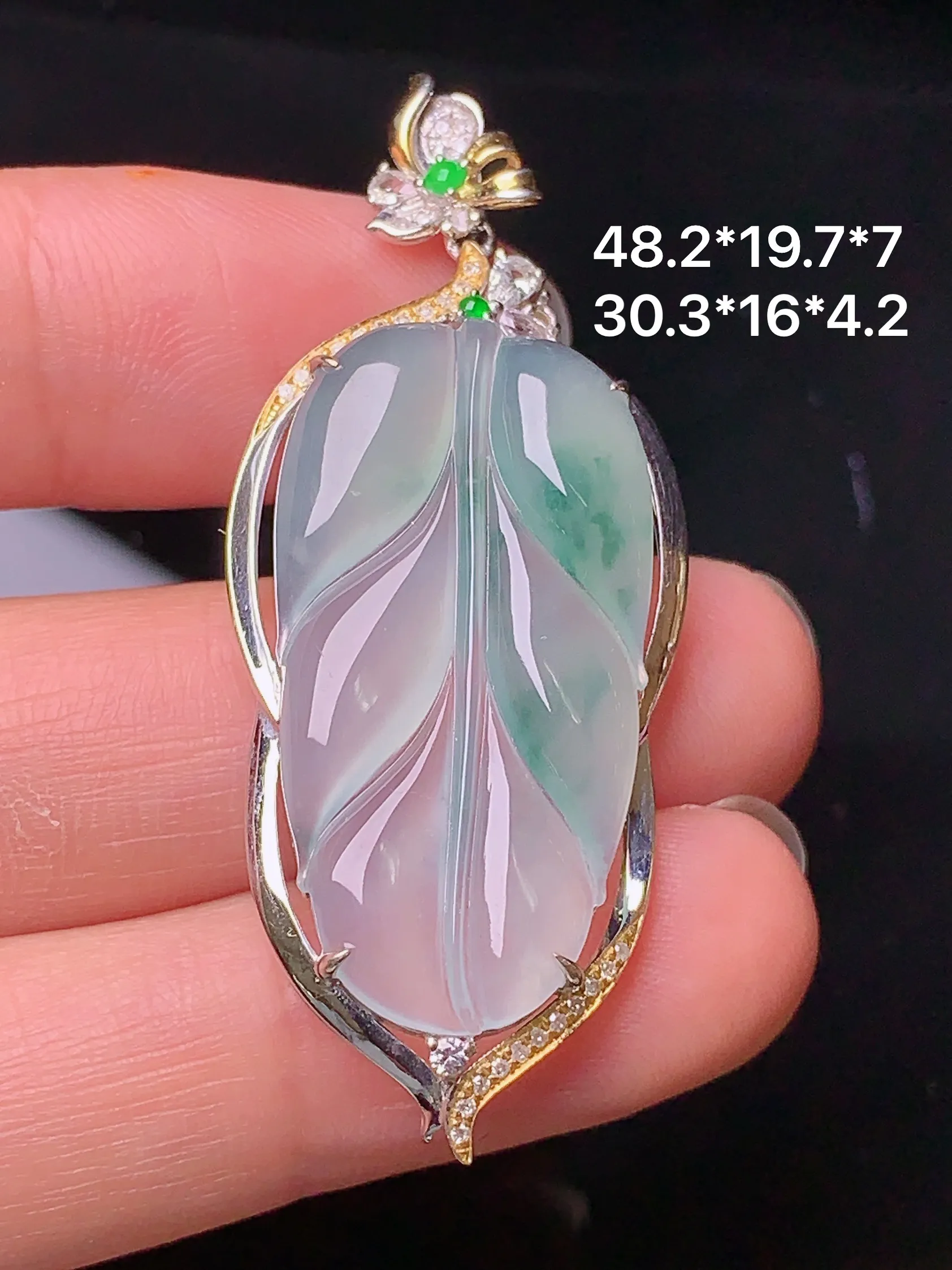 18k金钻镶嵌冰种树叶吊坠 玉质细腻 水润亮眼 色泽艳丽 整体尺寸48.2*19.7*7