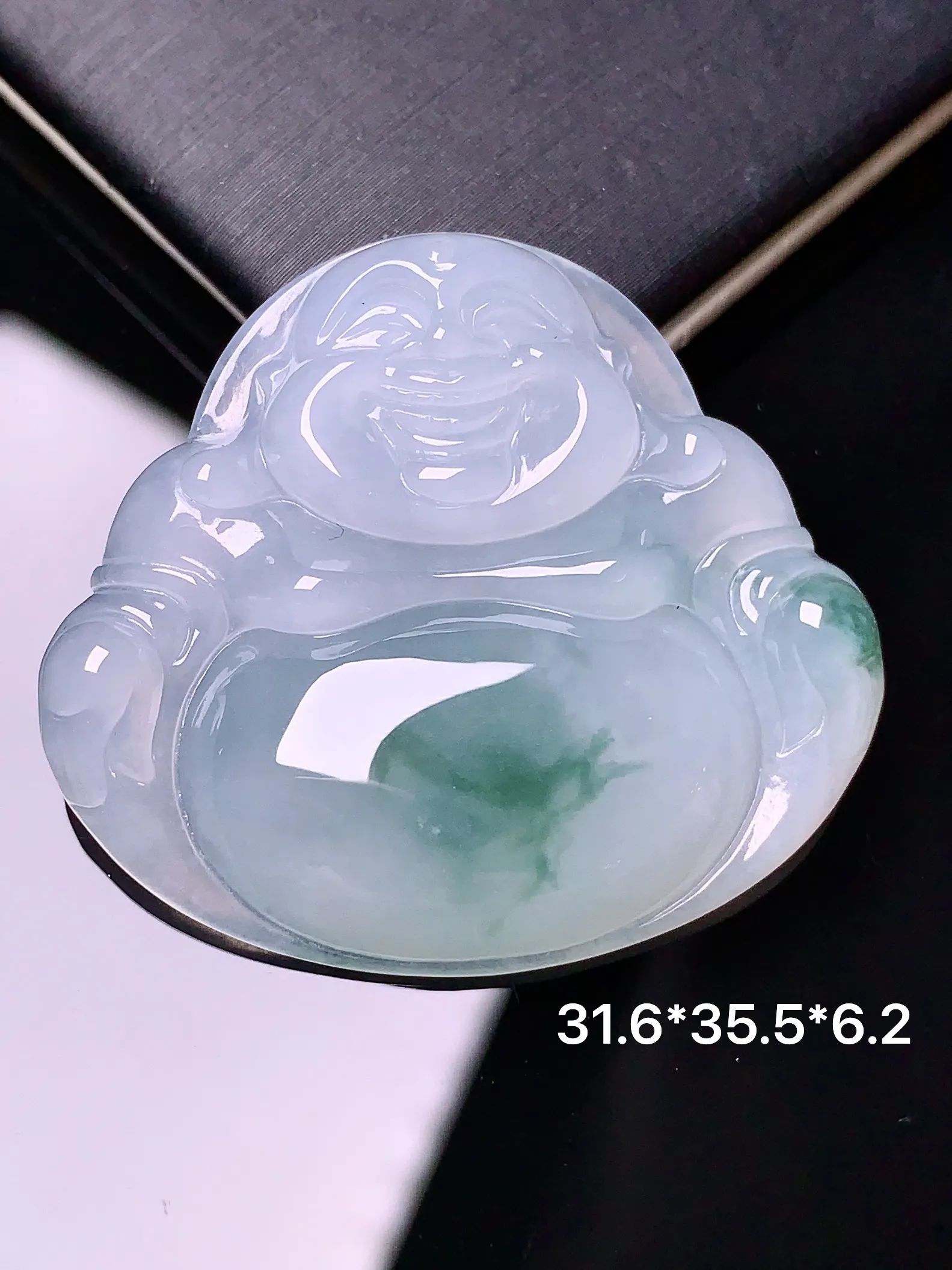 飘绿佛公吊坠 玉质细腻 水润亮眼 色泽艳丽 整体尺寸31.6*35.5*6.2