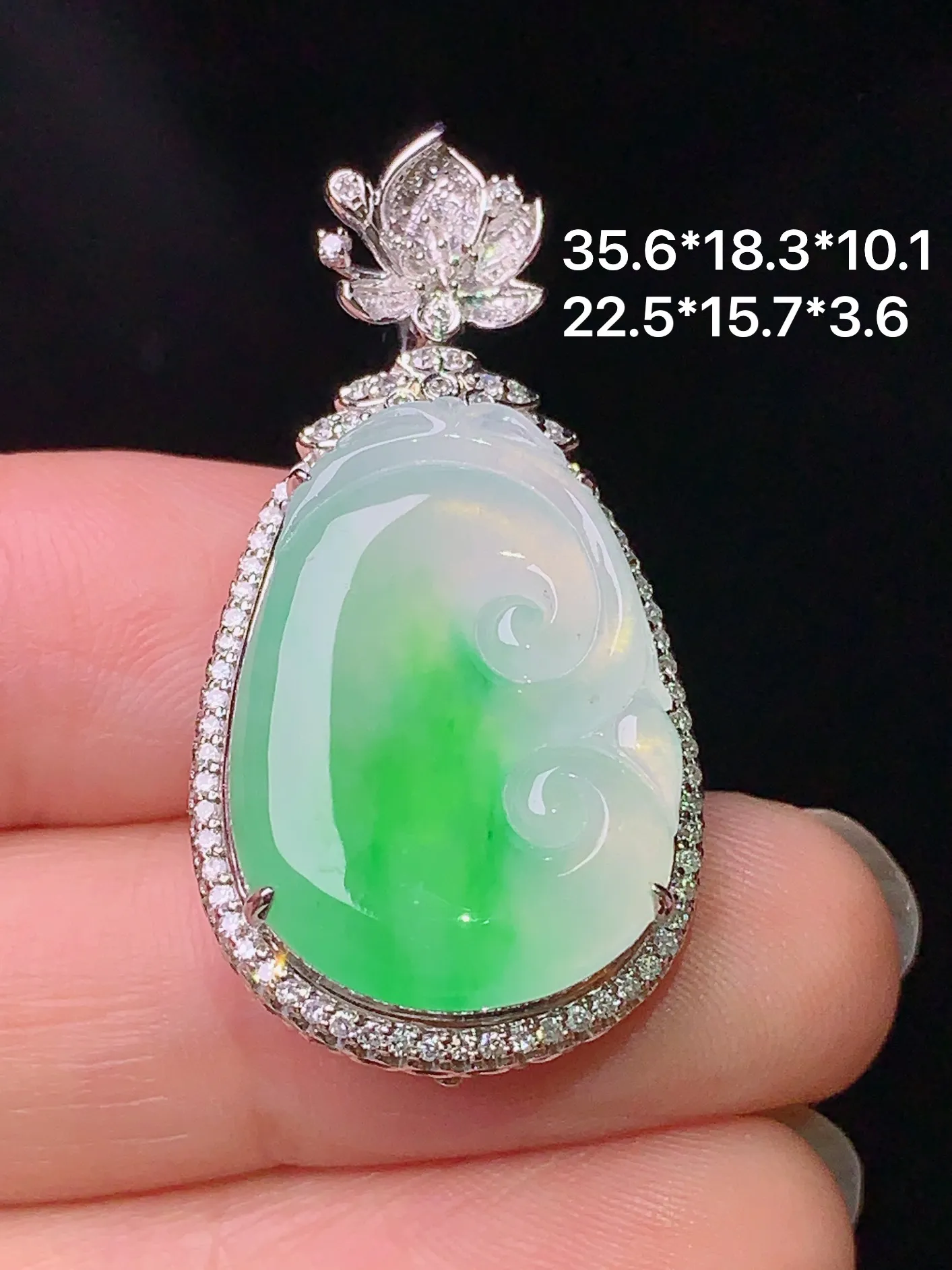 18k金钻镶嵌飘绿如意吊坠 玉质细腻 水润亮眼 色泽艳丽 整体尺寸35.6*18.3*10.1