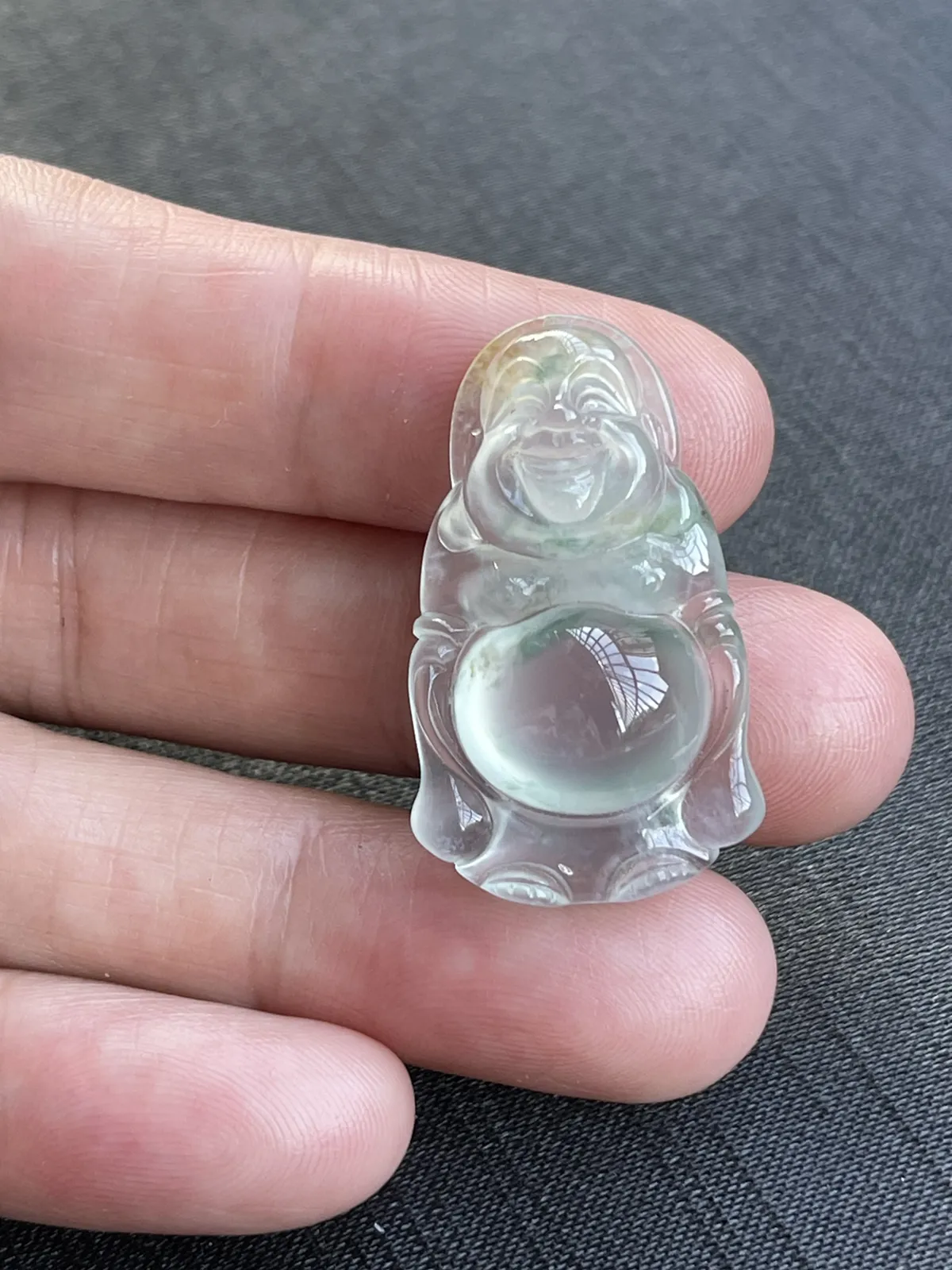 缅甸翡翠A货，站佛起荧光，上身效果好，饱满，一生平安，幸福美满。