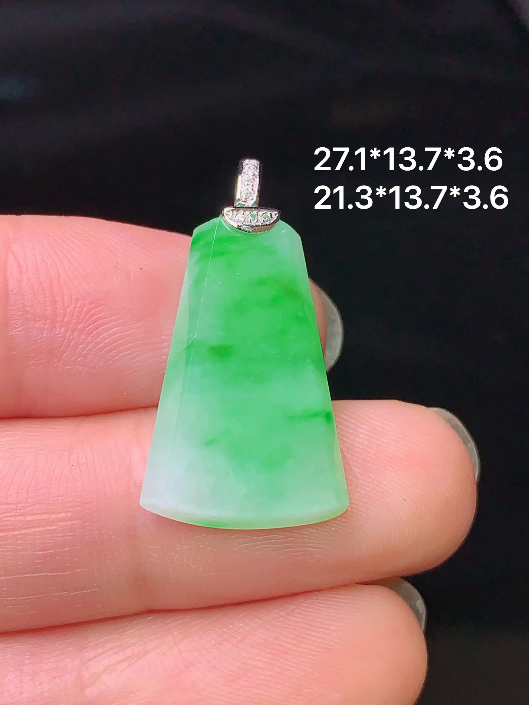18k金镶嵌吊坠 玉质细腻 水润亮眼 色泽艳丽 整体尺寸27.1*13.7*3.6