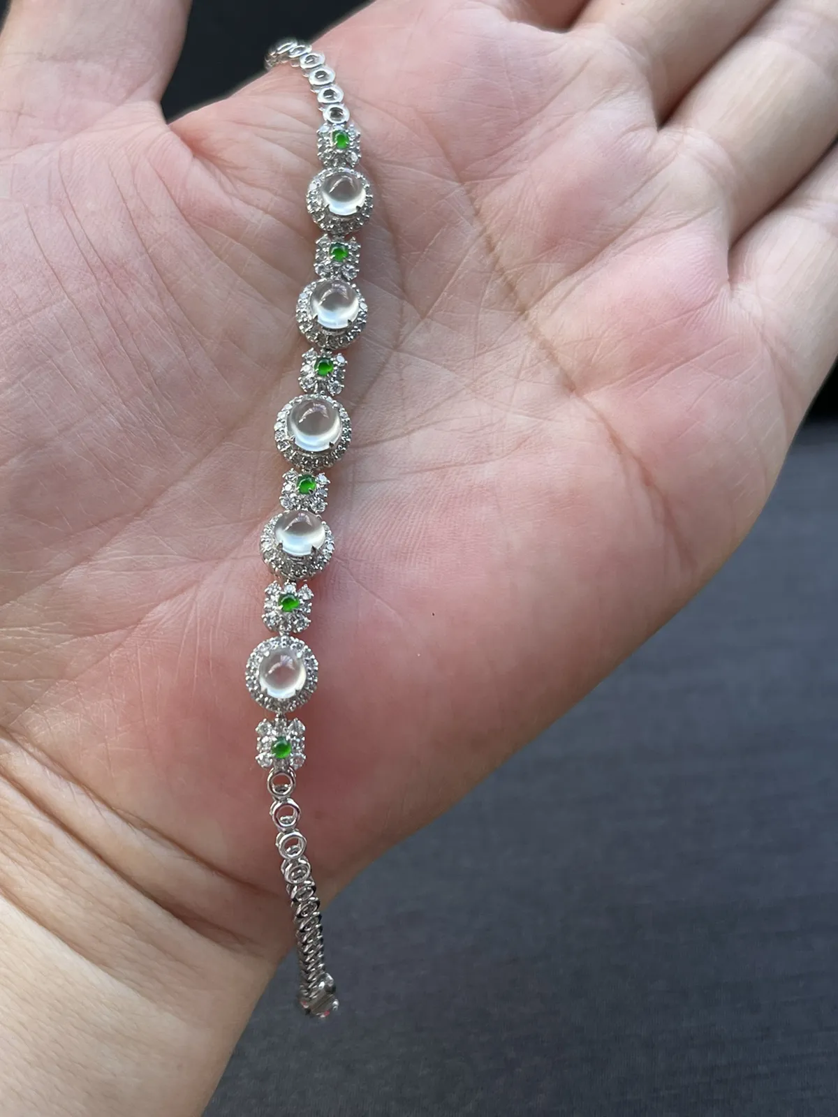 缅甸翡翠A货，小灯炮手链，光感十足，上手效果清透亮丽，手链总长165mm，祼石尺寸5.7/5.2/4